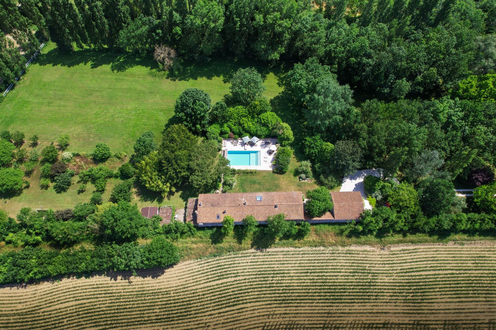 luxury long house 8 Rooms for sale on LA ROCHELLE (17000)