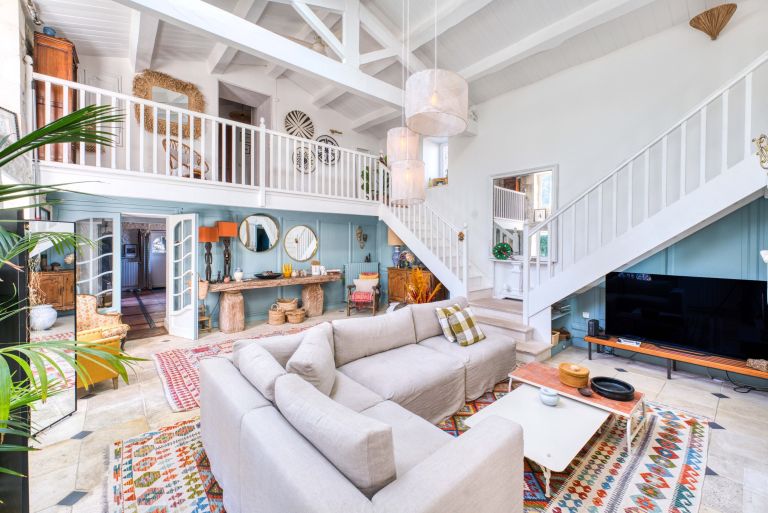 luxury house 8 Rooms for sale on LA ROCHELLE (17000)