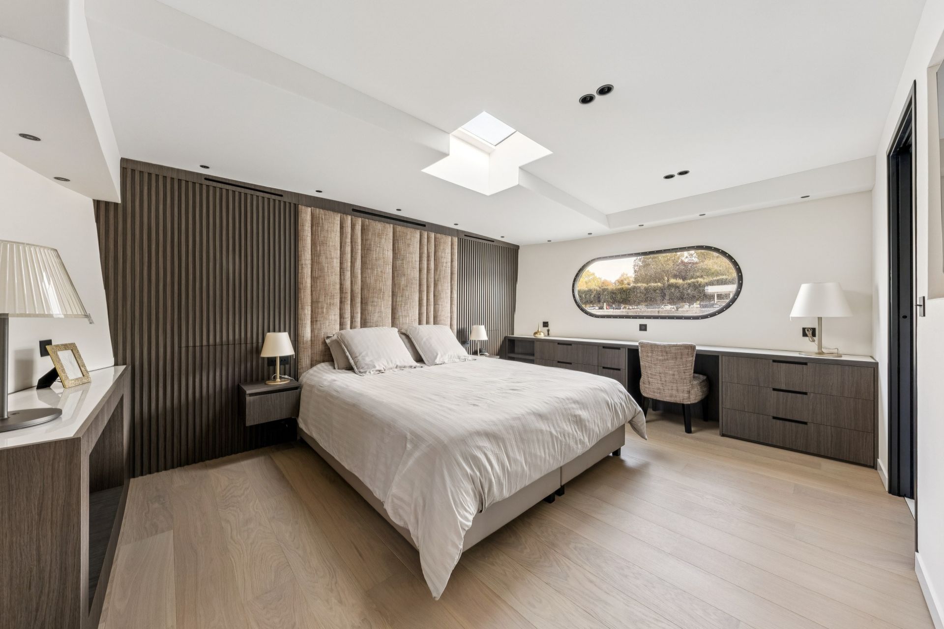 péniche de luxe 5 Pièces en vente sur PARIS (75016)