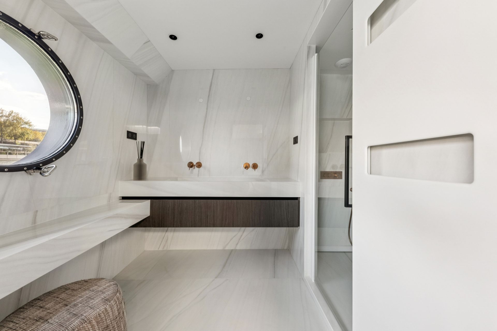 péniche de luxe 5 Pièces en vente sur PARIS (75016)