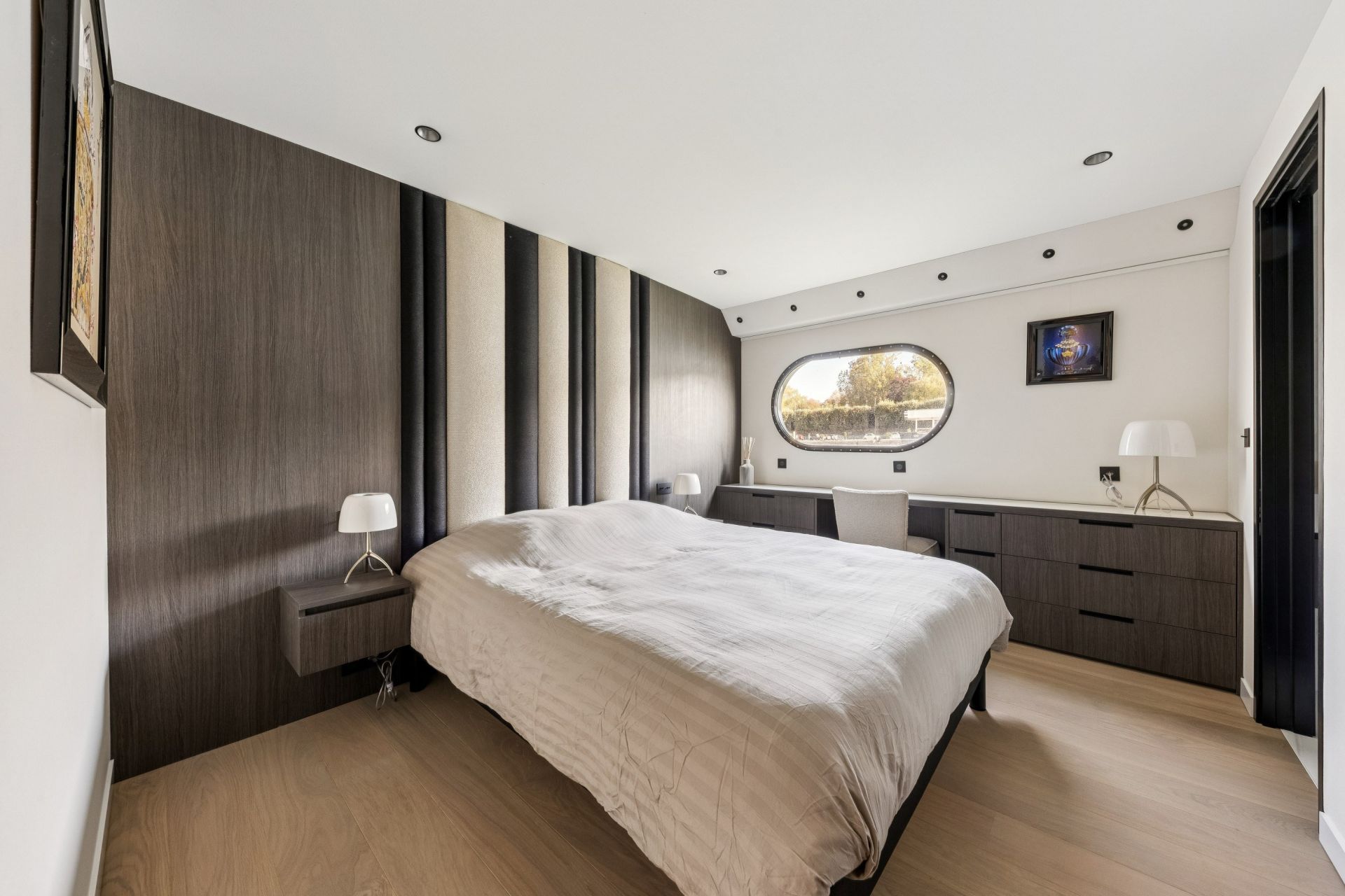 péniche de luxe 5 Pièces en vente sur PARIS (75016)