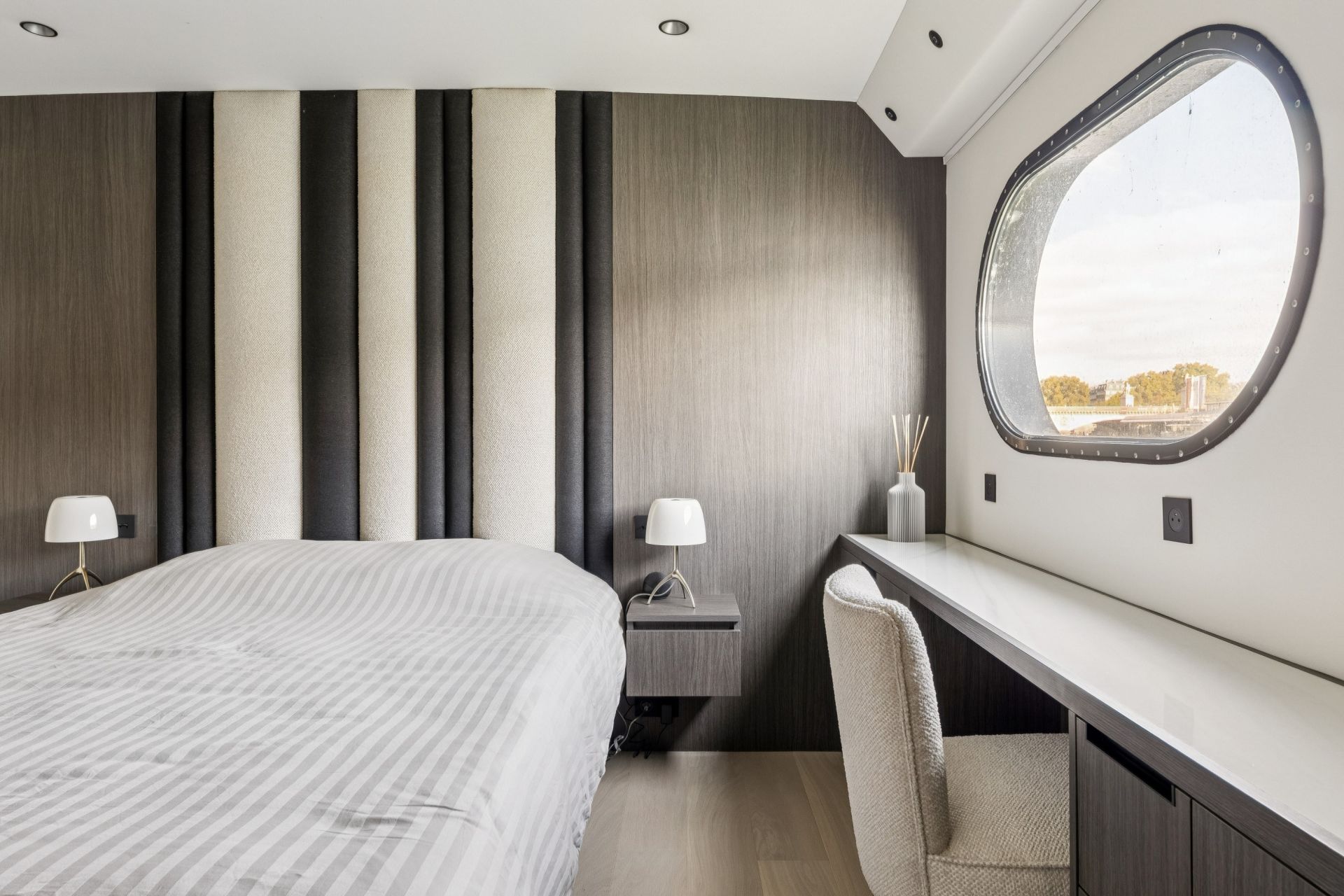 péniche de luxe 5 Pièces en vente sur PARIS (75016)