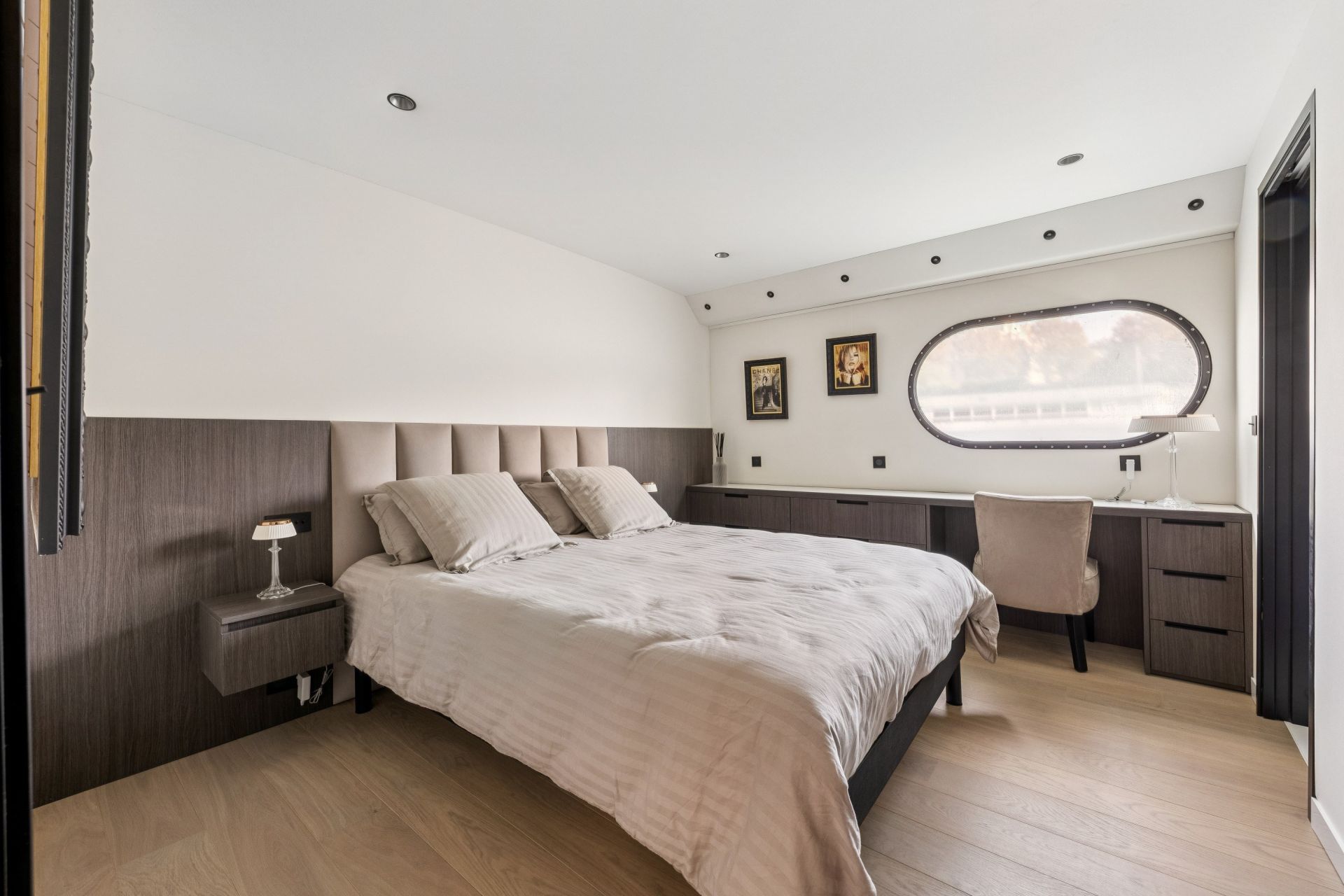 péniche de luxe 5 Pièces en vente sur PARIS (75016)