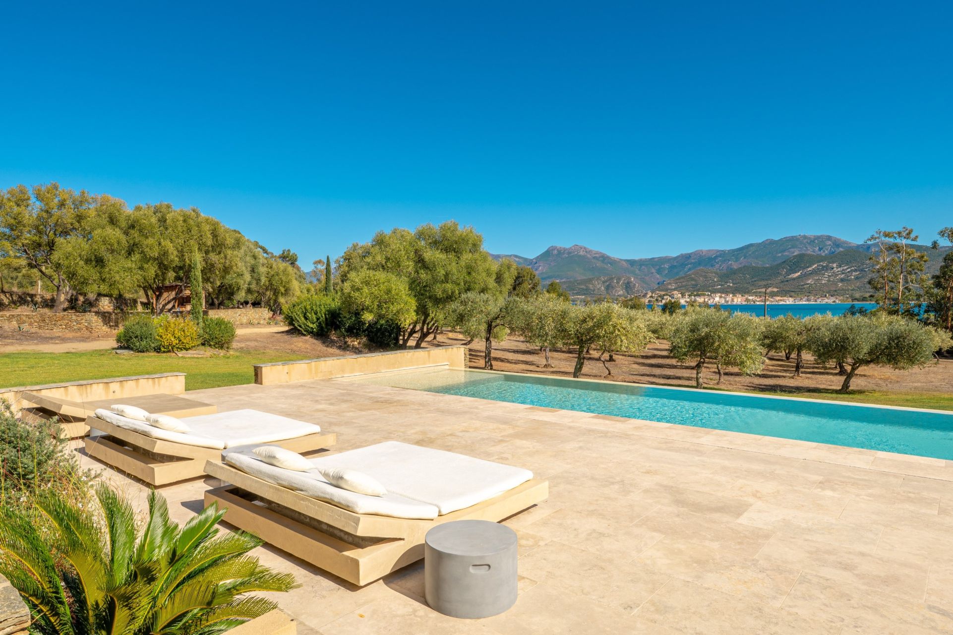 luxury villa 8 Rooms for seasonal rent on ST FLORENT (20217)
