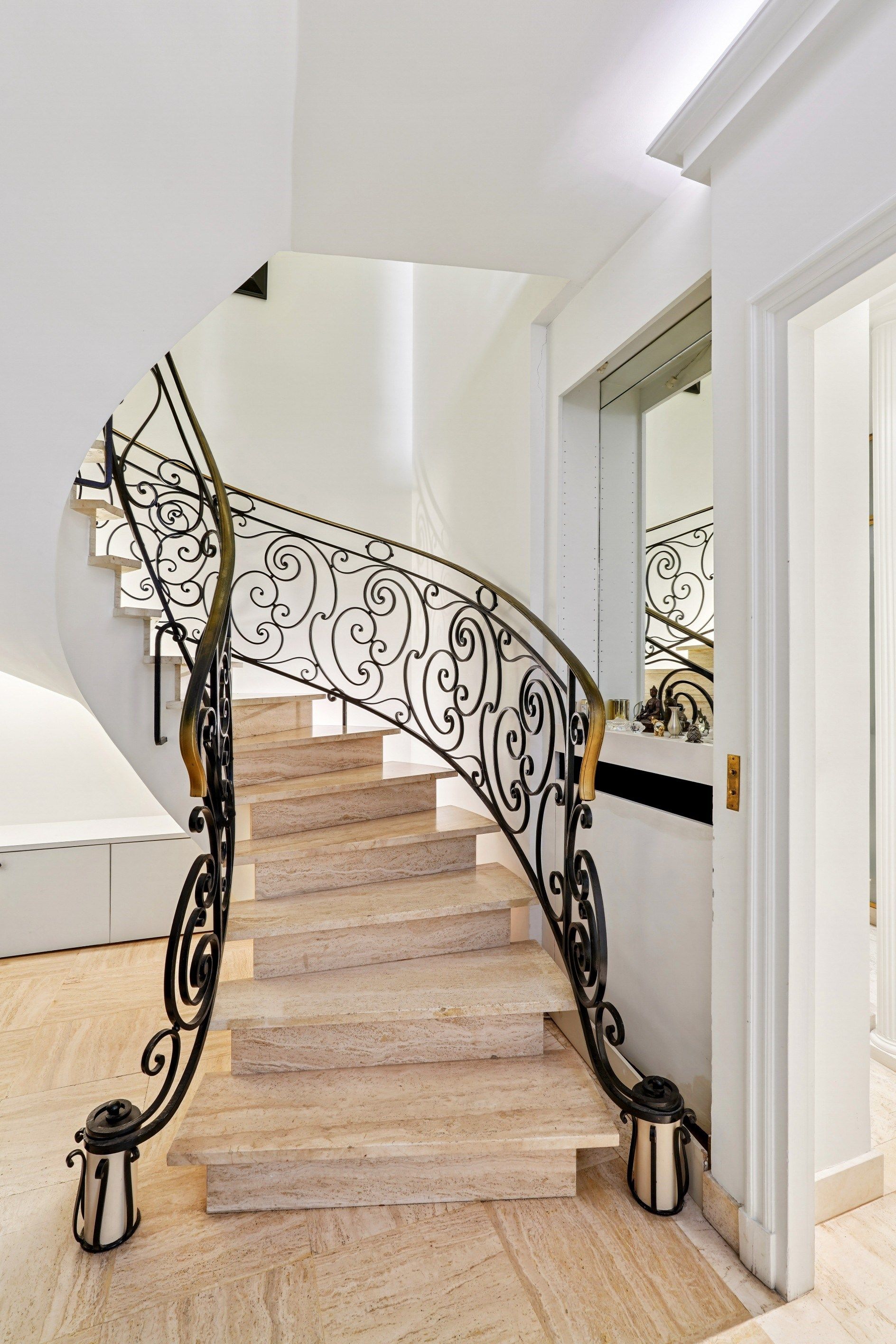 luxury apartment 8 Rooms for sale on NEUILLY SUR SEINE (92200)