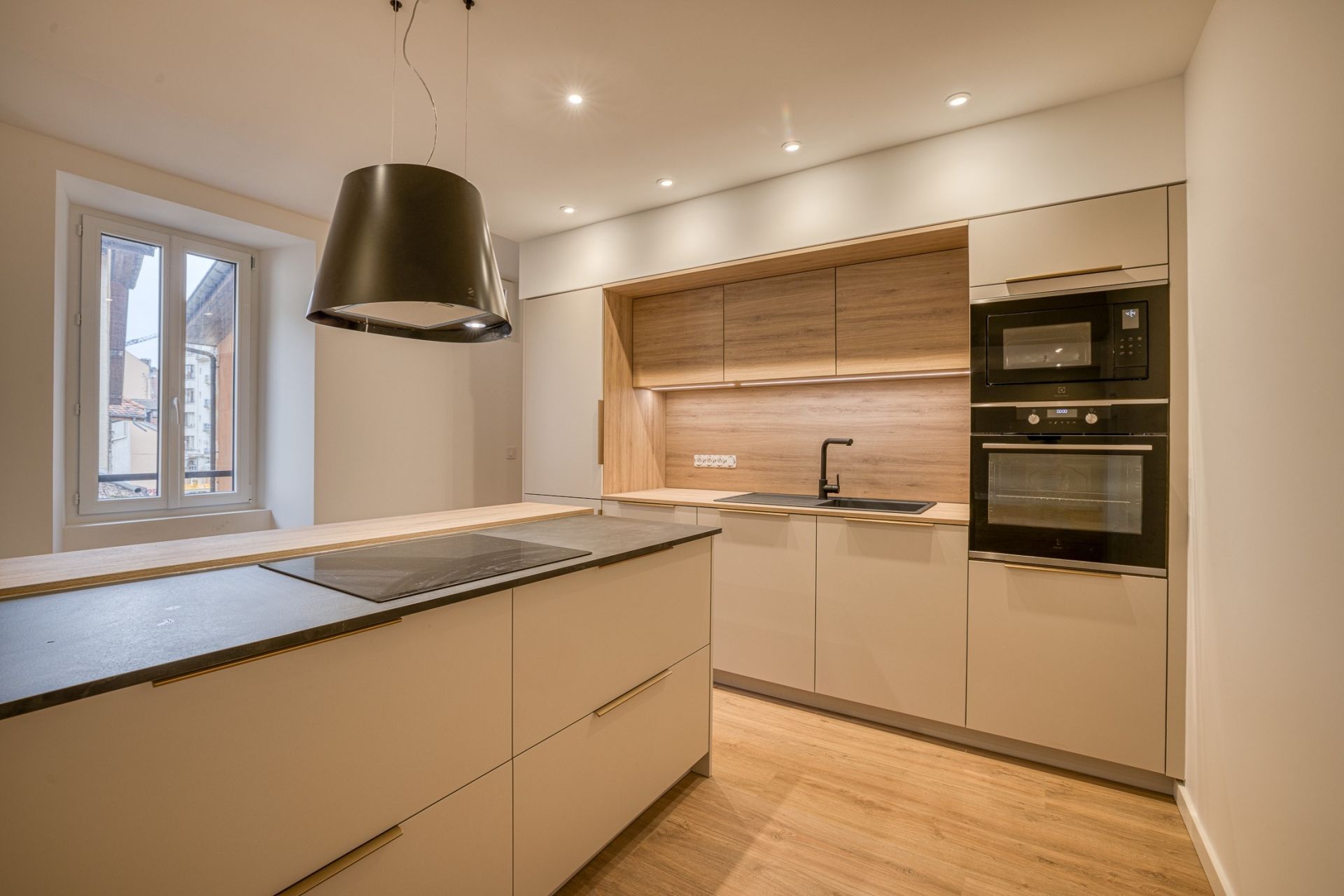 luxury apartment 3 Rooms for sale on ANNECY (74000)