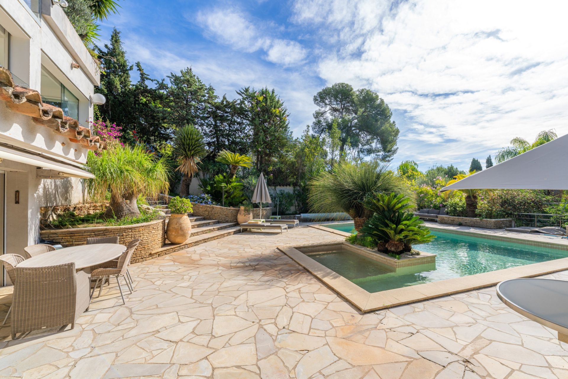 luxury house 8 Rooms for sale on SANARY SUR MER (83110)