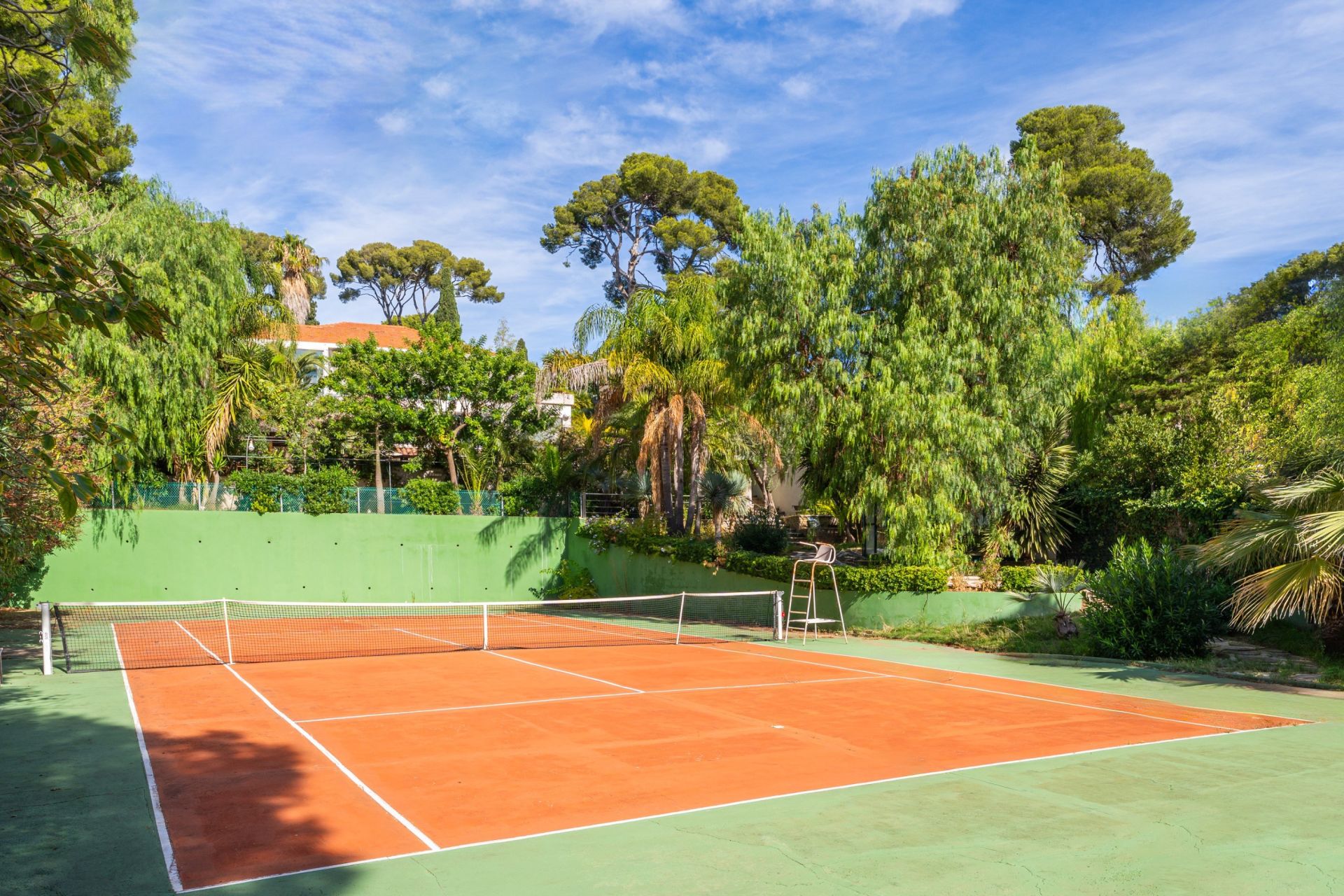 luxury house 8 Rooms for sale on SANARY SUR MER (83110)