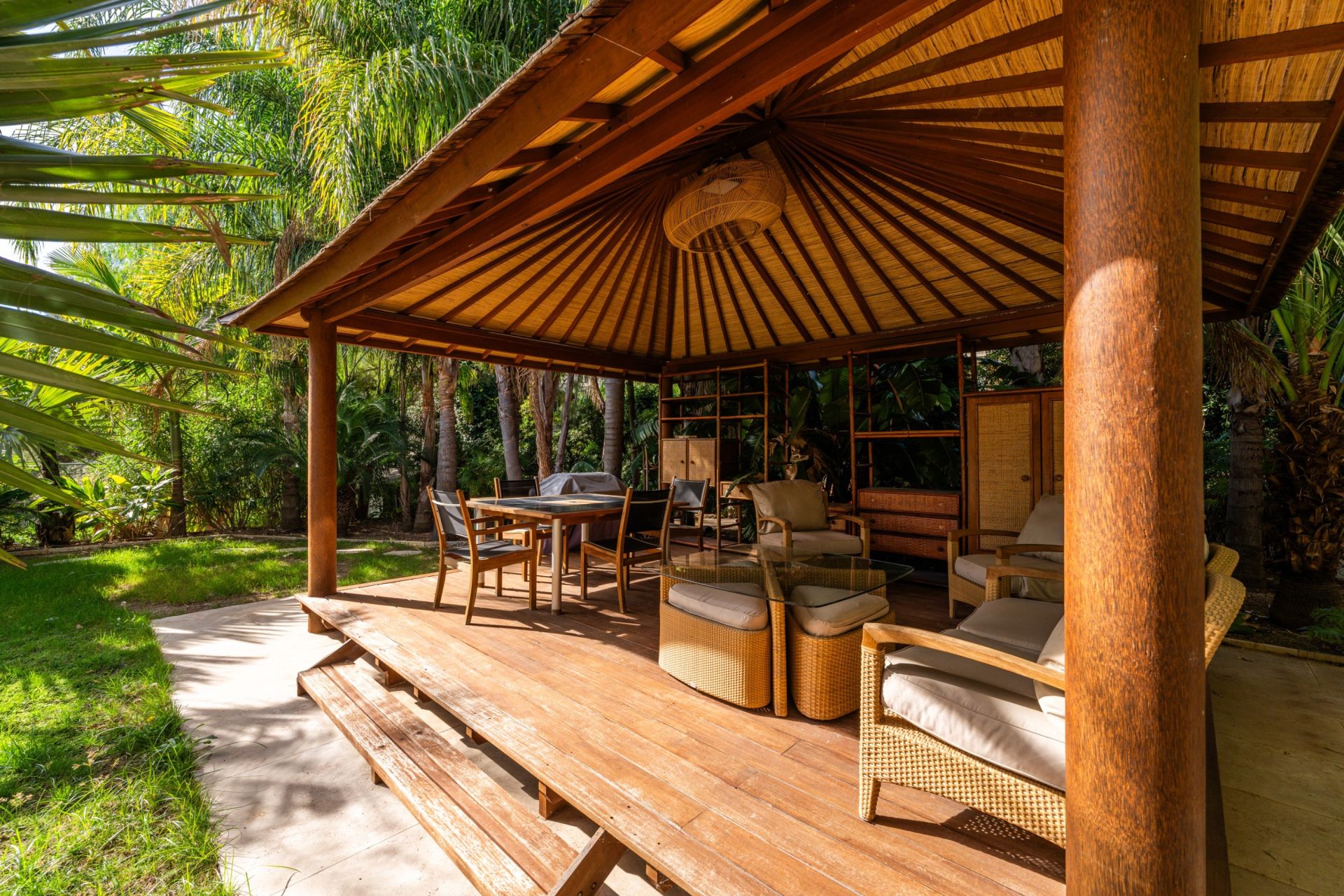 luxury house 8 Rooms for sale on SANARY SUR MER (83110)