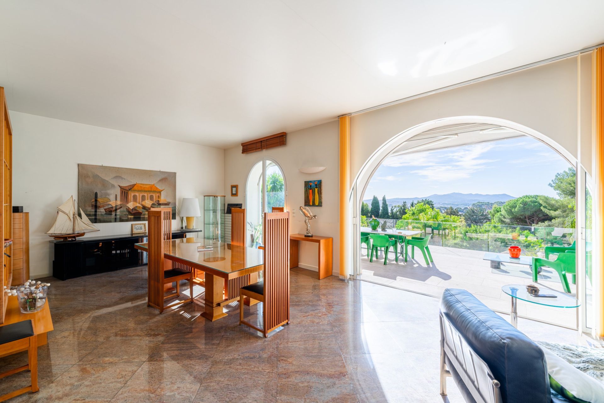 luxury house 8 Rooms for sale on SANARY SUR MER (83110)