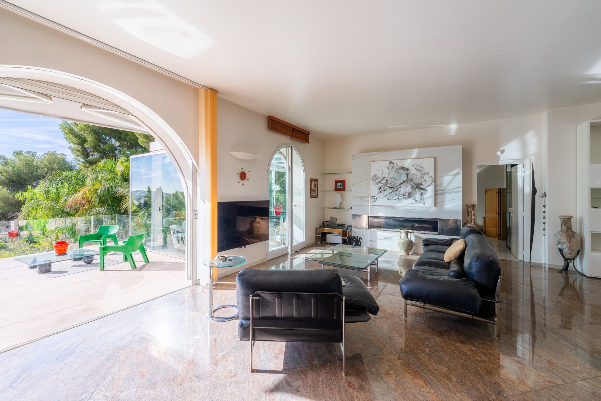 luxury house 8 Rooms for sale on SANARY SUR MER (83110)