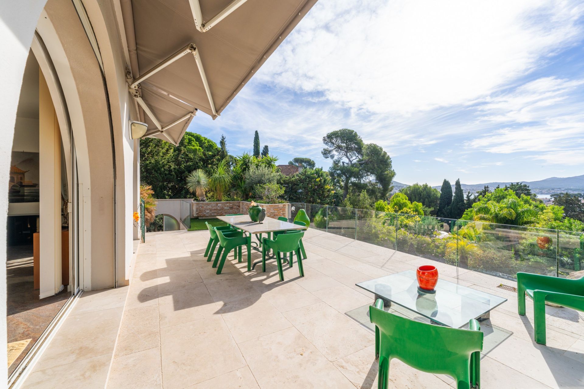 luxury house 8 Rooms for sale on SANARY SUR MER (83110)