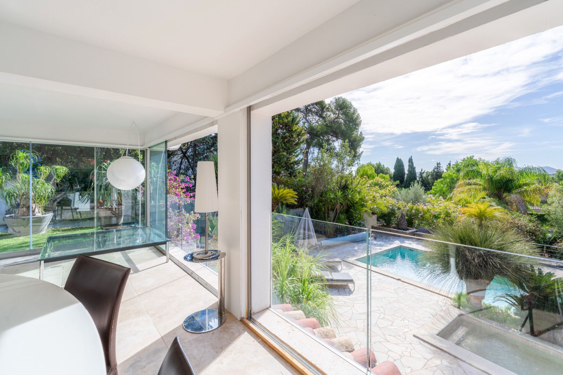 luxury house 8 Rooms for sale on SANARY SUR MER (83110)