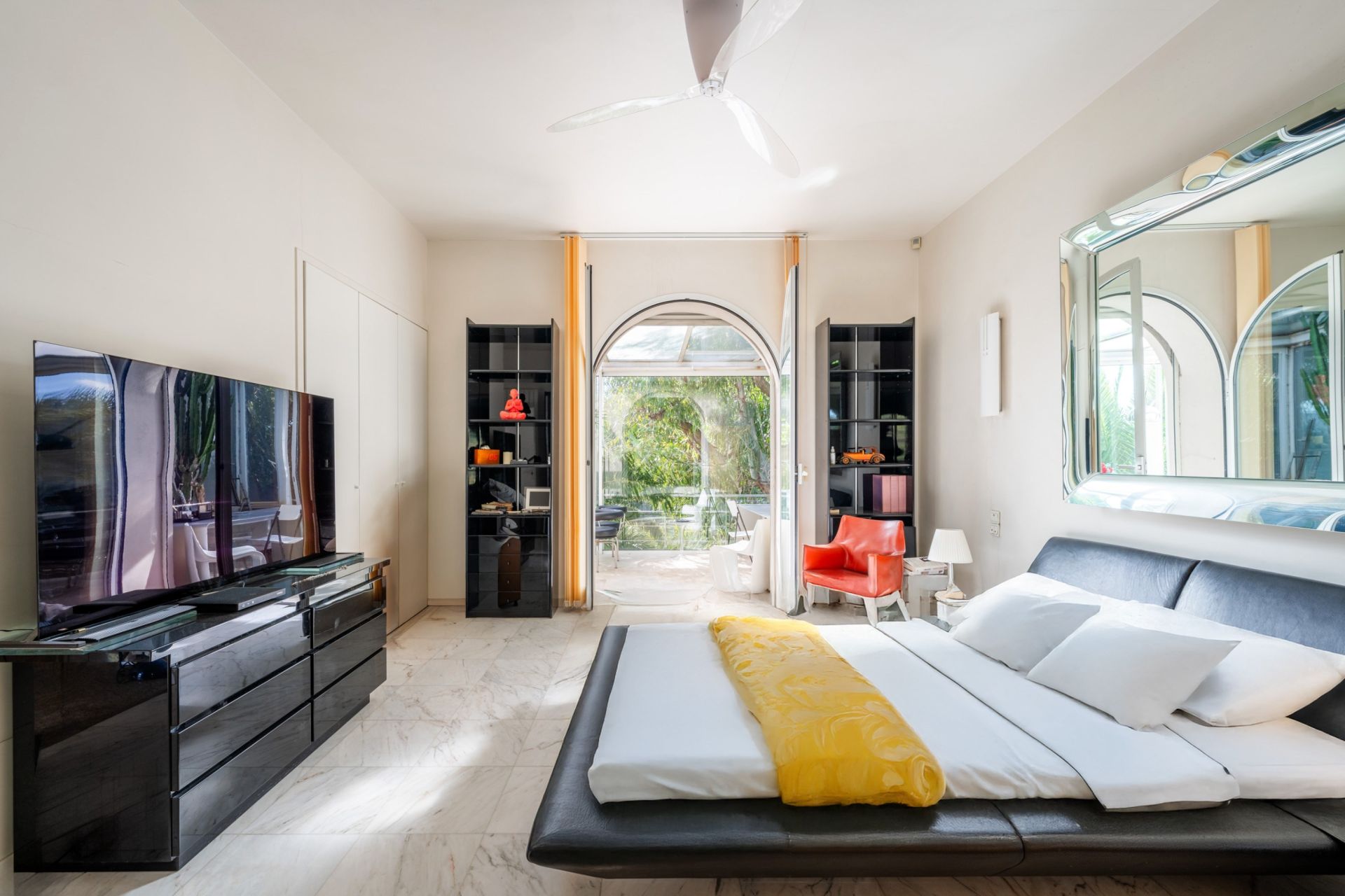 luxury house 8 Rooms for sale on SANARY SUR MER (83110)