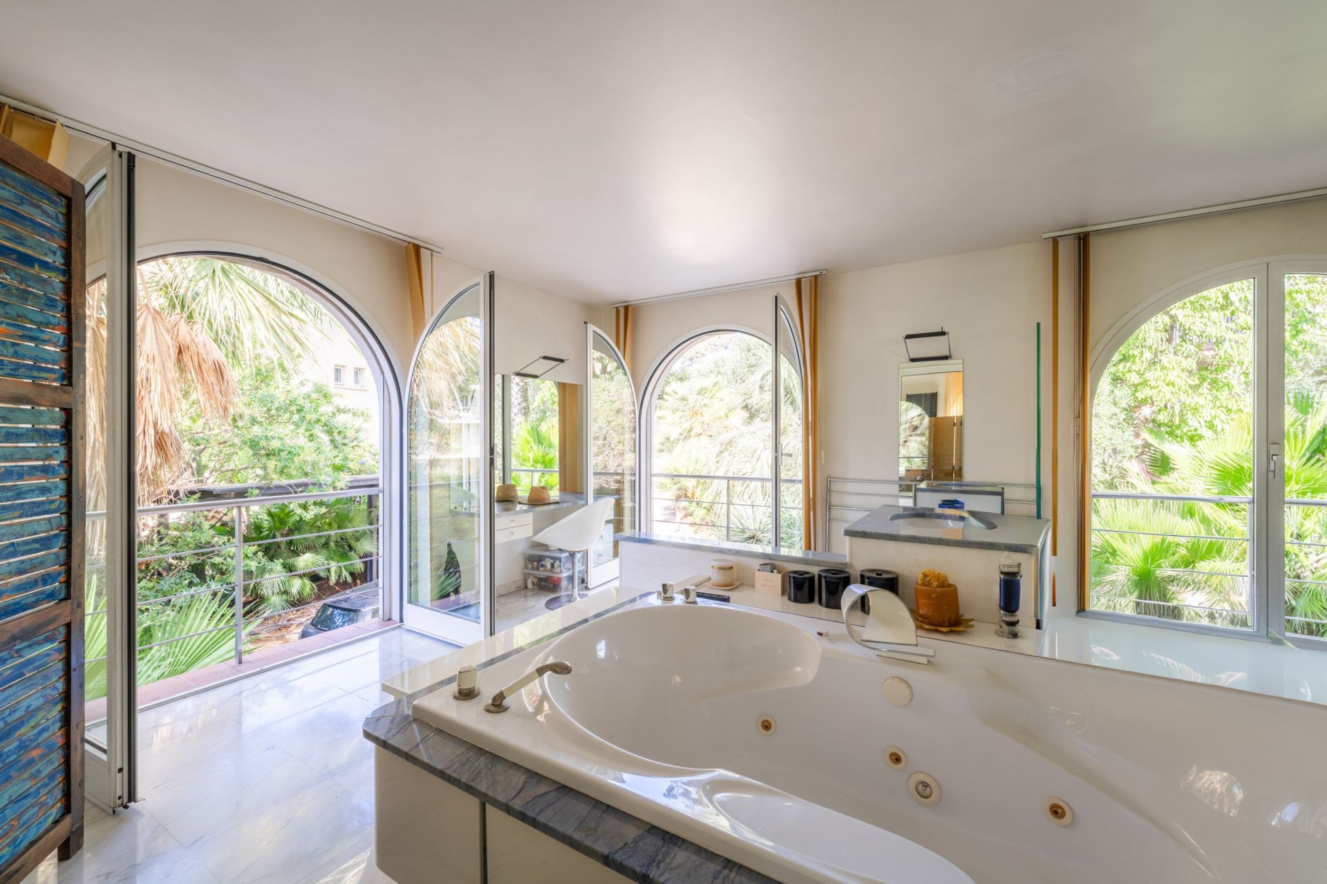 luxury house 8 Rooms for sale on SANARY SUR MER (83110)