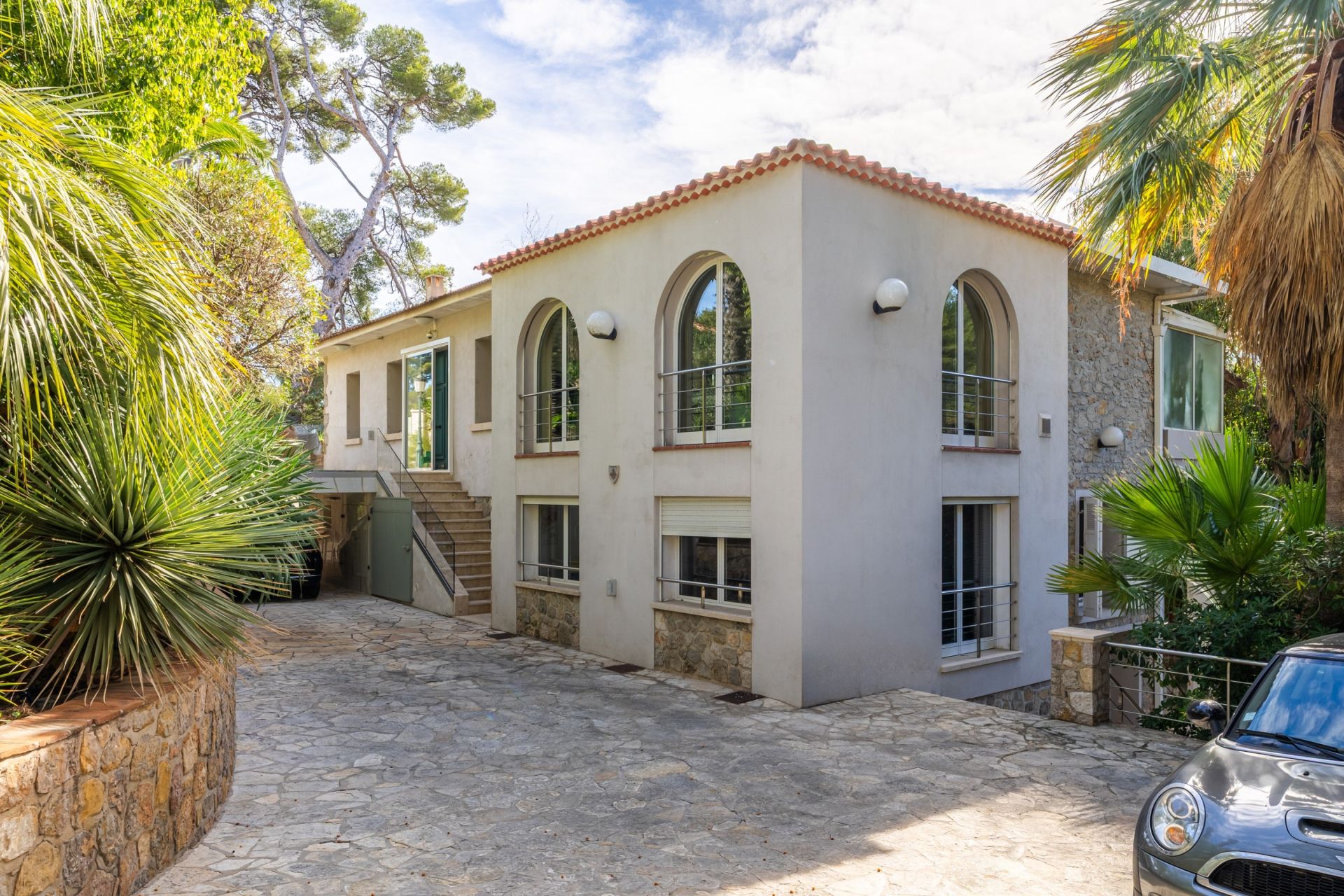 luxury house 8 Rooms for sale on SANARY SUR MER (83110)