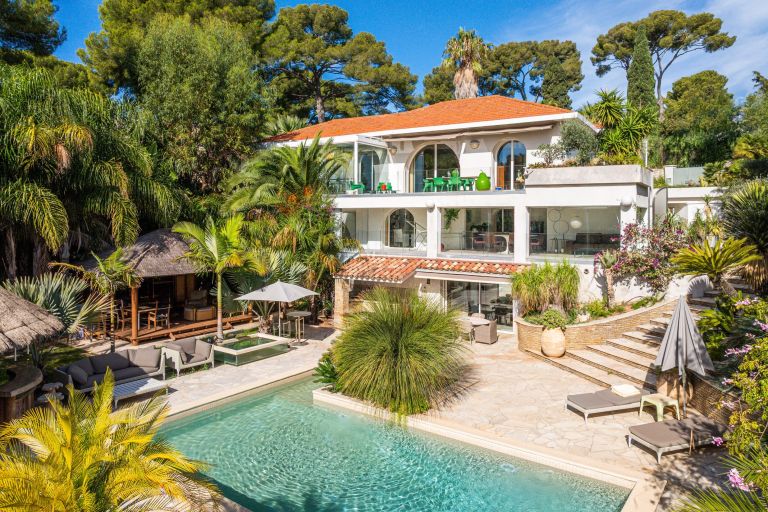luxury house 8 Rooms for sale on SANARY SUR MER (83110)