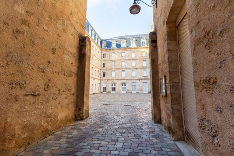 luxury apartment 4 Rooms for sale on BORDEAUX (33000)