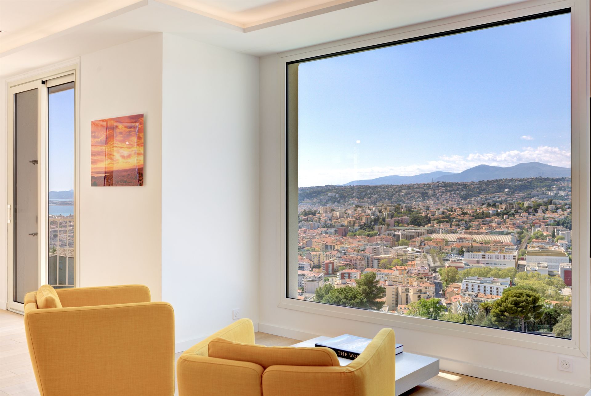 contemporary house 7 Rooms for sale on NICE (06000)