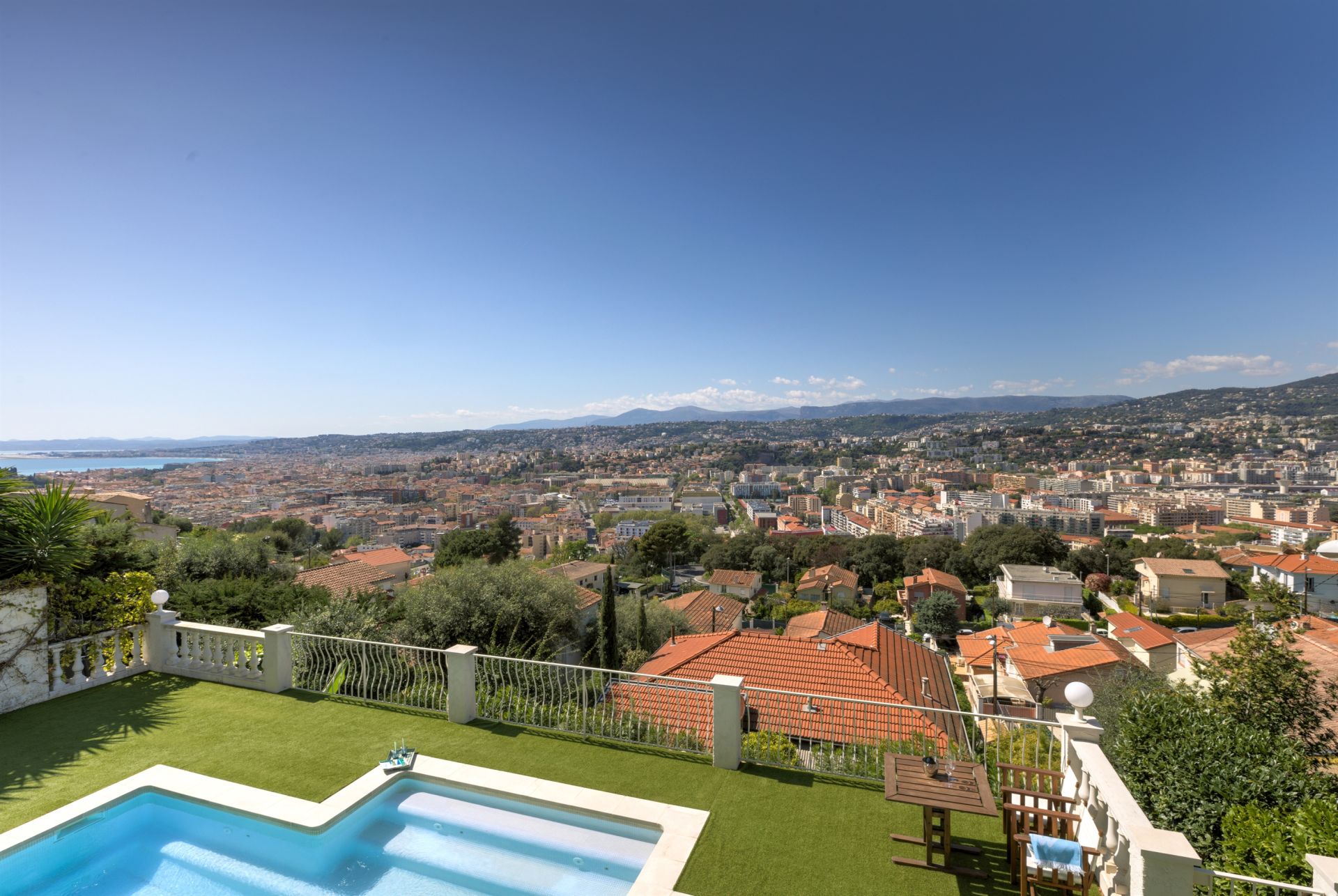 contemporary house 7 Rooms for sale on NICE (06000)