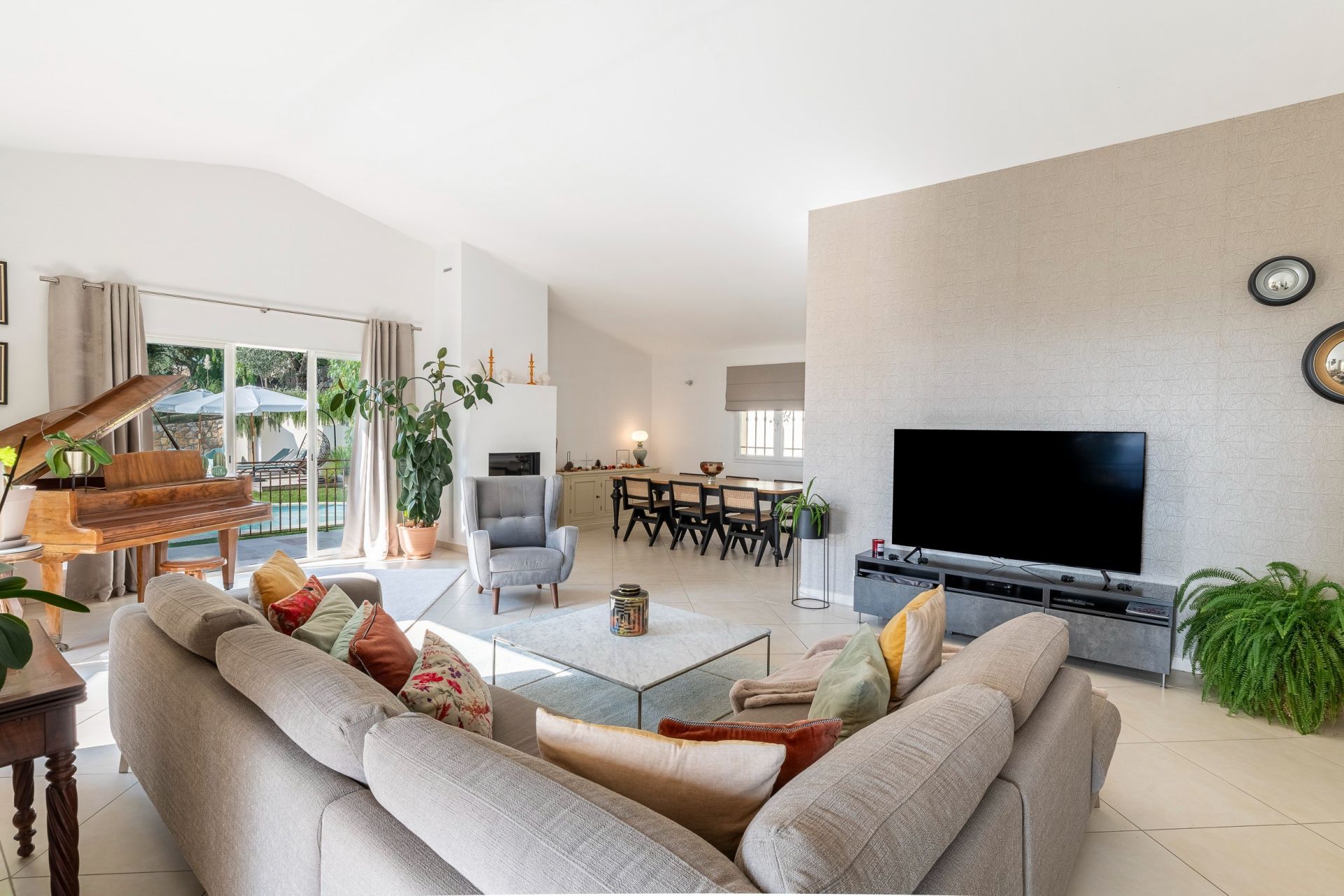 luxury villa 5 Rooms for sale on GATTIERES (06510)