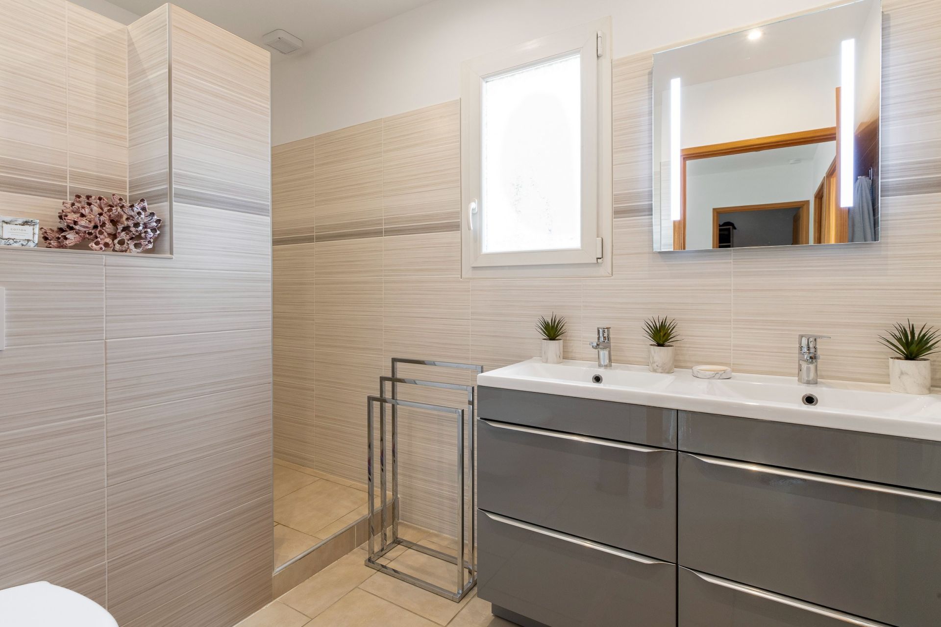 luxury villa 5 Rooms for sale on GATTIERES (06510)