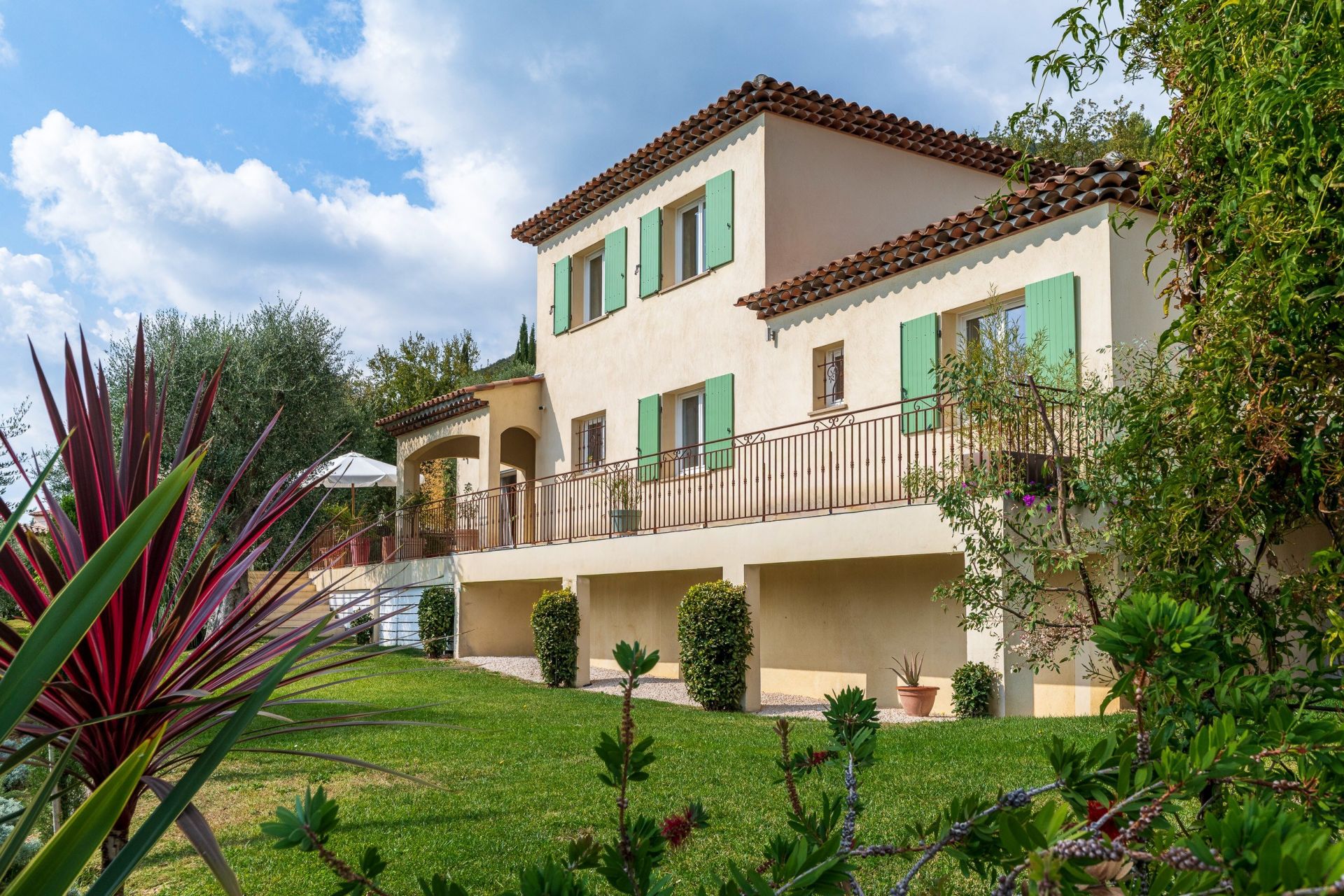 luxury villa 5 Rooms for sale on GATTIERES (06510)