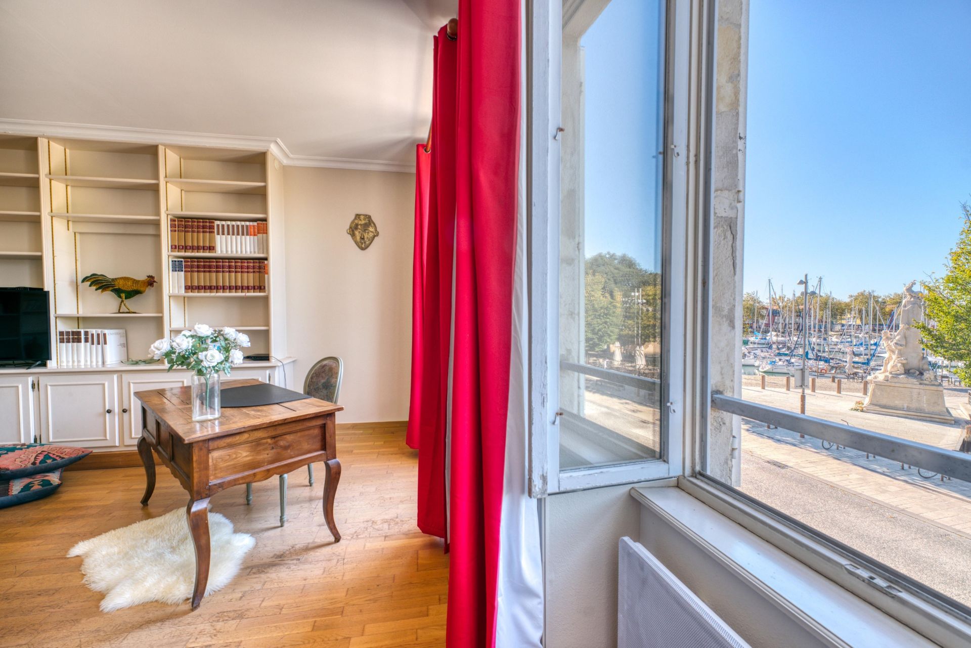 luxury apartment 5 Rooms for sale on LA ROCHELLE (17000)