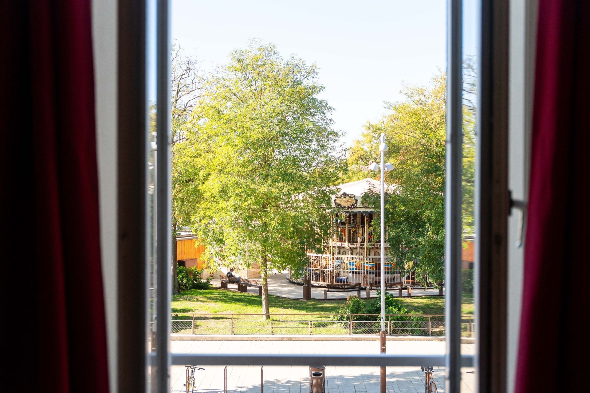 luxury apartment 5 Rooms for sale on LA ROCHELLE (17000)