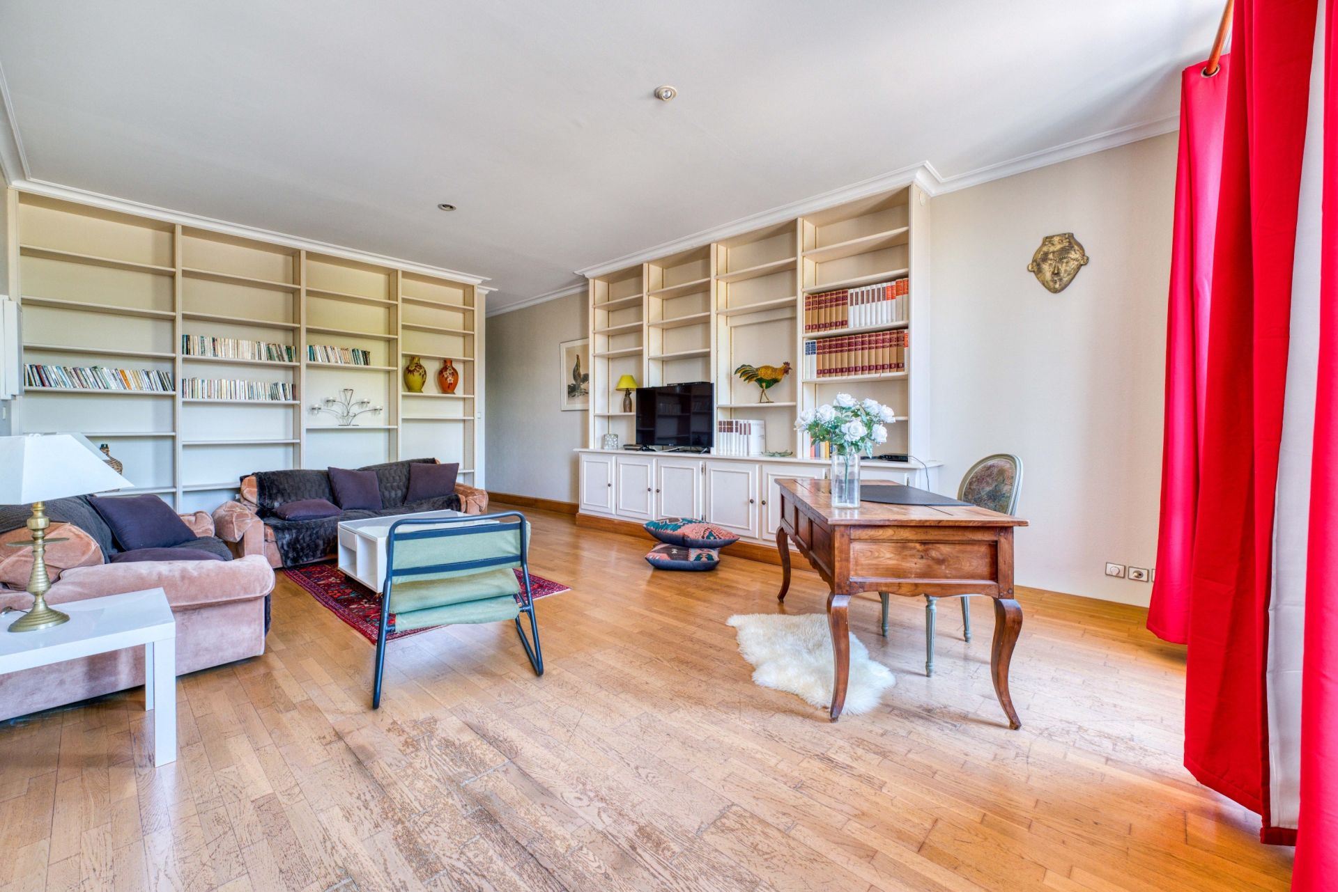 luxury apartment 5 Rooms for sale on LA ROCHELLE (17000)