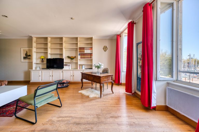 luxury apartment 5 Rooms for sale on LA ROCHELLE (17000)