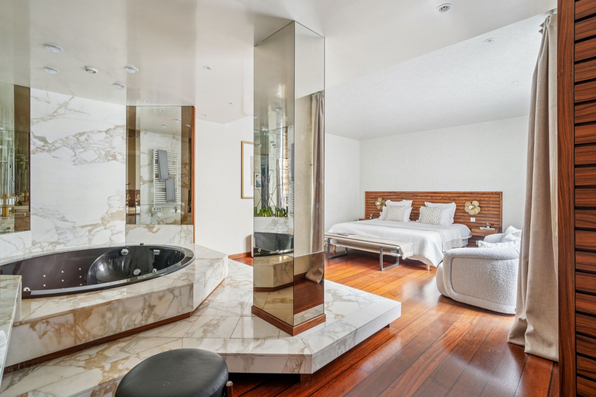 luxury apartment 5 Rooms for sale on PARIS (75007)