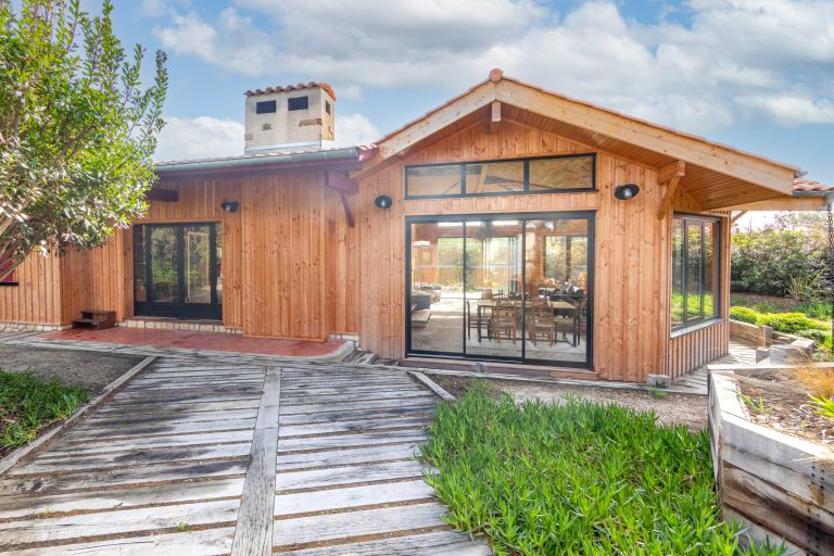 luxury house 6 Rooms for sale on CAP FERRET (33970)