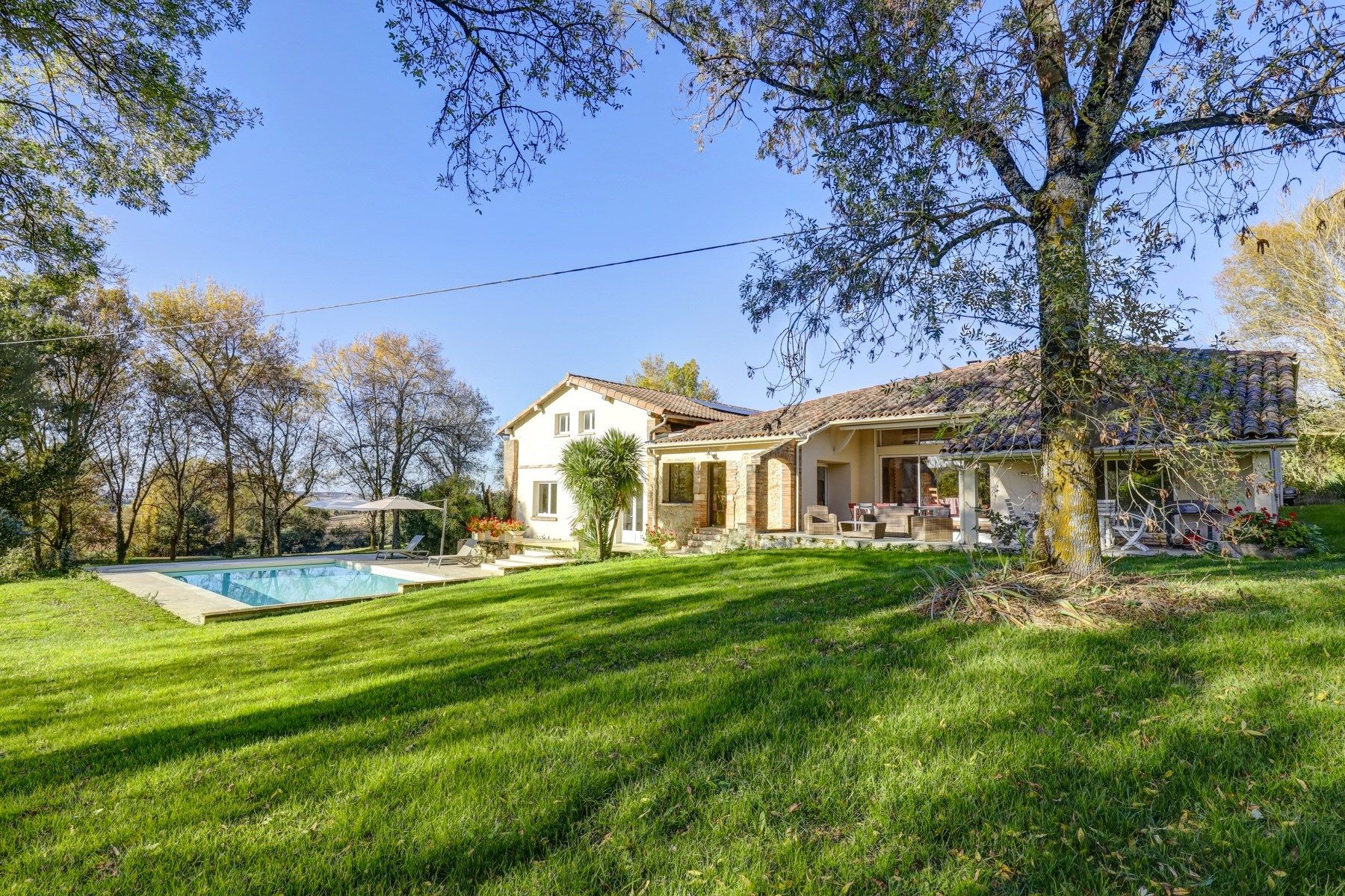 luxury house 7 Rooms for sale on L ISLE JOURDAIN (32600)