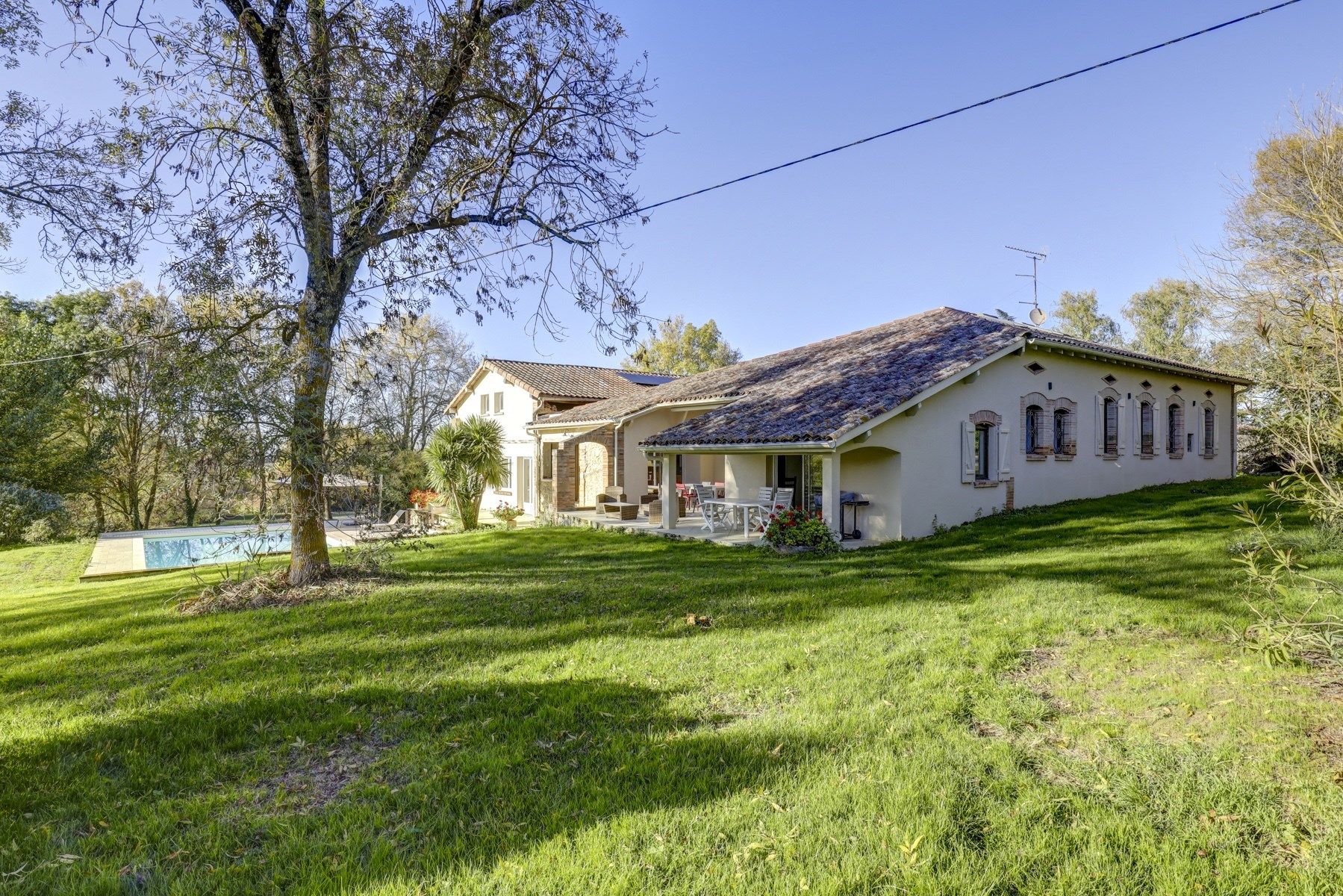 luxury house 7 Rooms for sale on L ISLE JOURDAIN (32600)