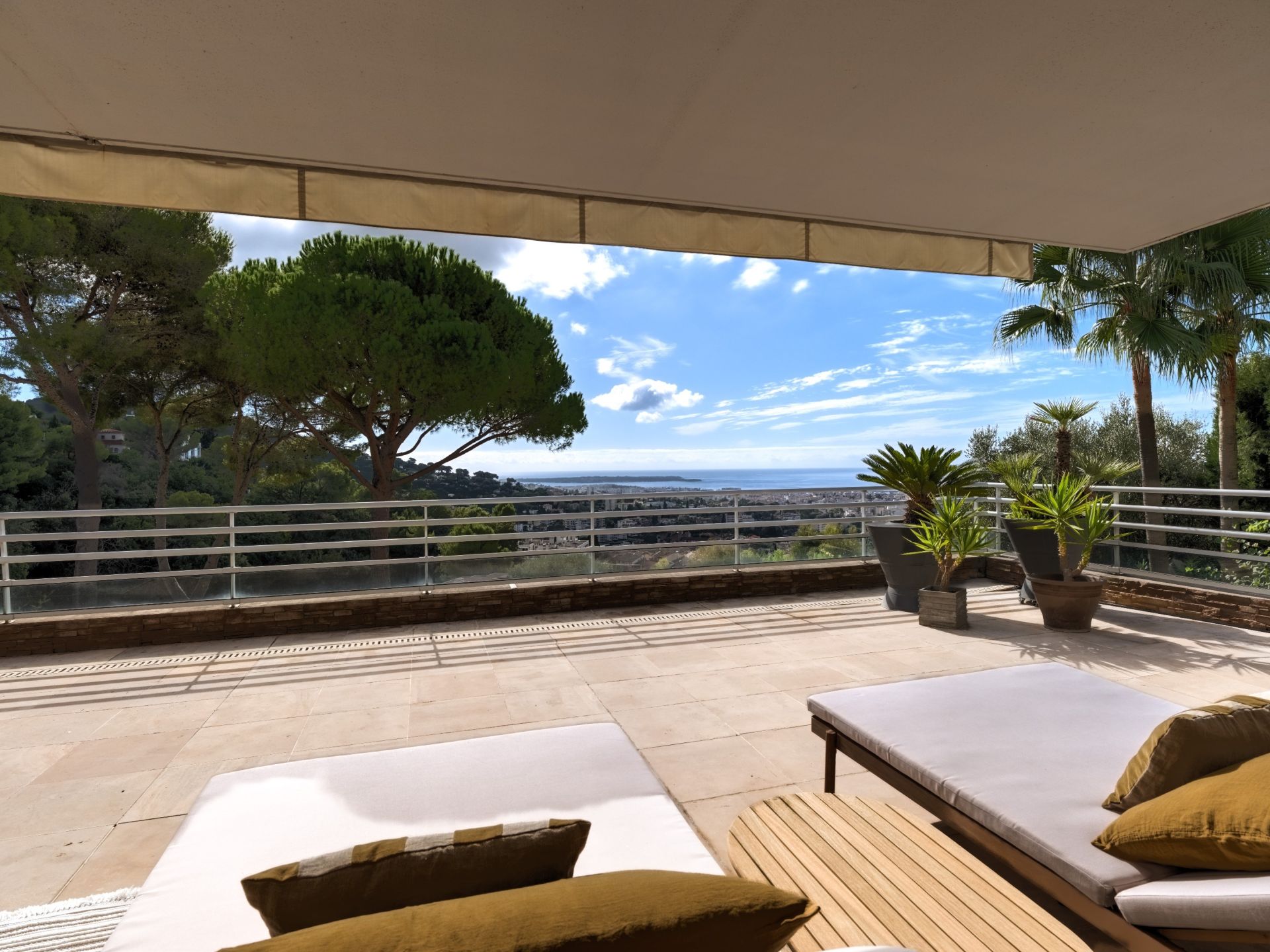 luxury apartment 5 Rooms for sale on LE CANNET (06110)