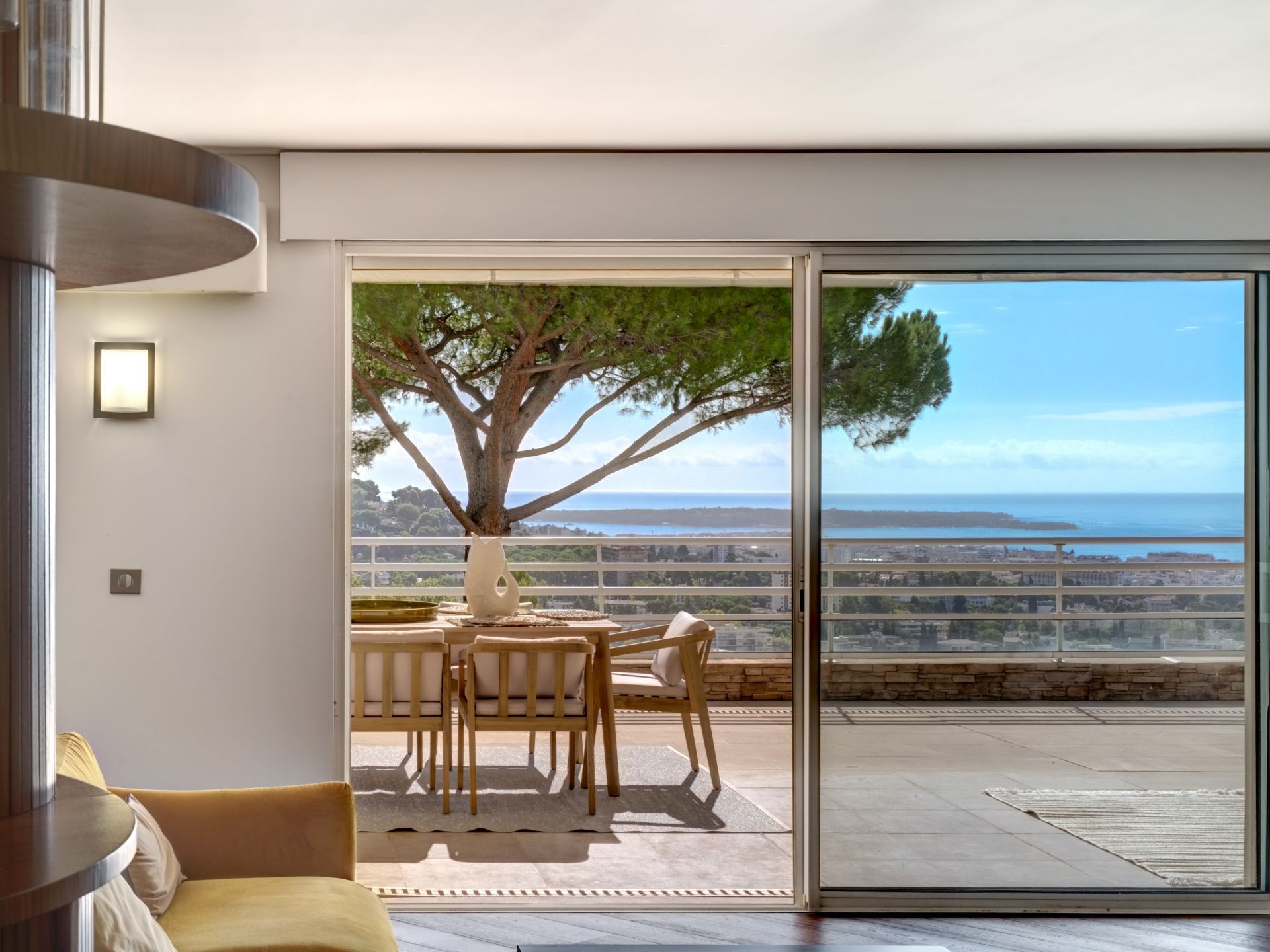 luxury apartment 5 Rooms for sale on LE CANNET (06110)