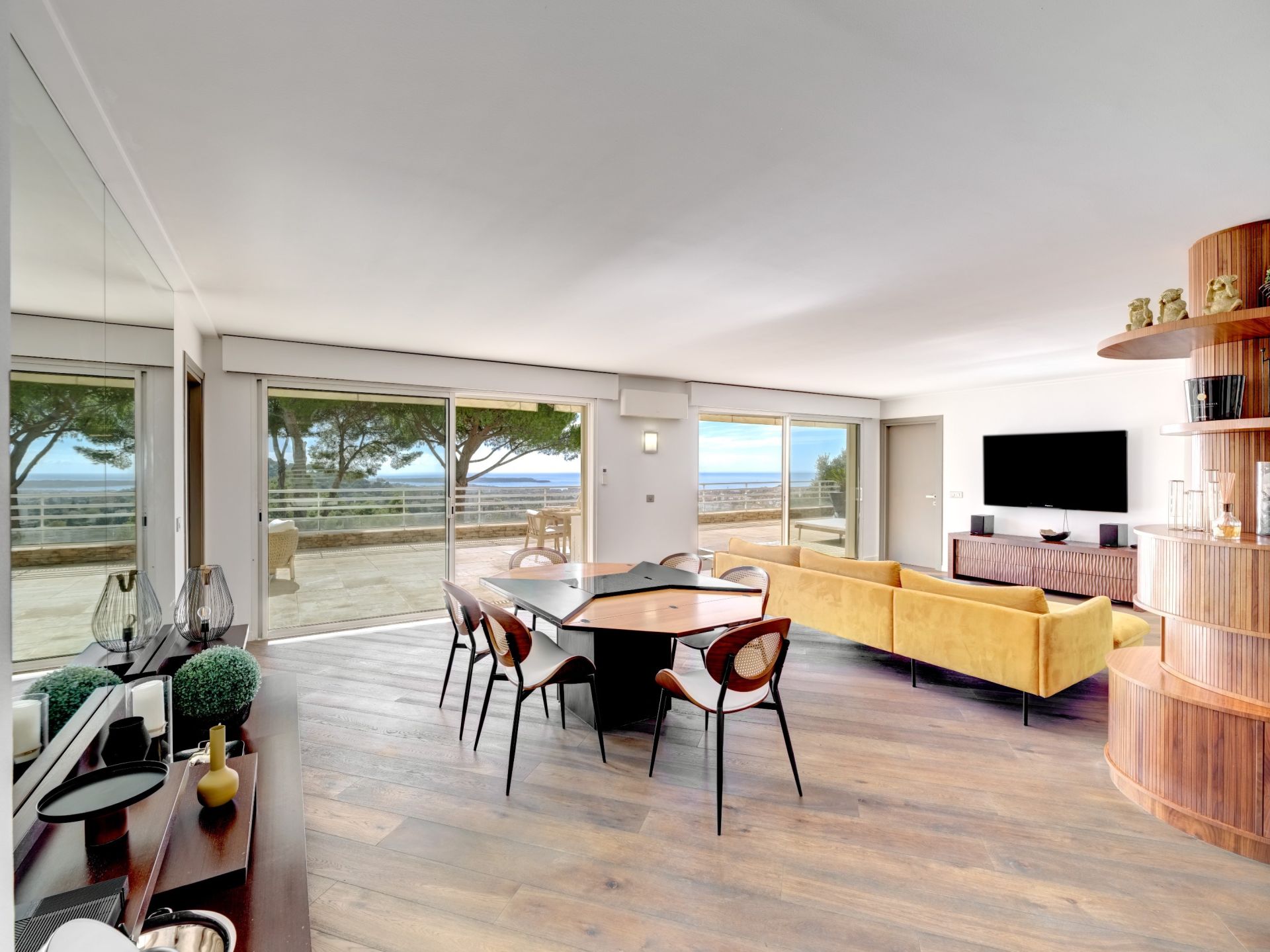 luxury apartment 5 Rooms for sale on LE CANNET (06110)