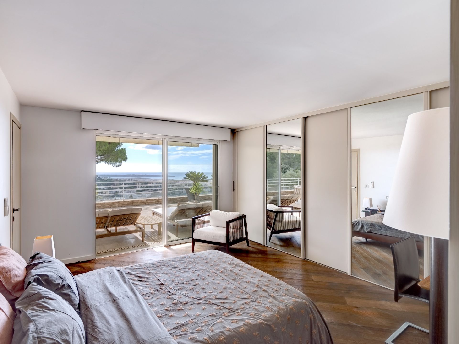 luxury apartment 5 Rooms for sale on LE CANNET (06110)