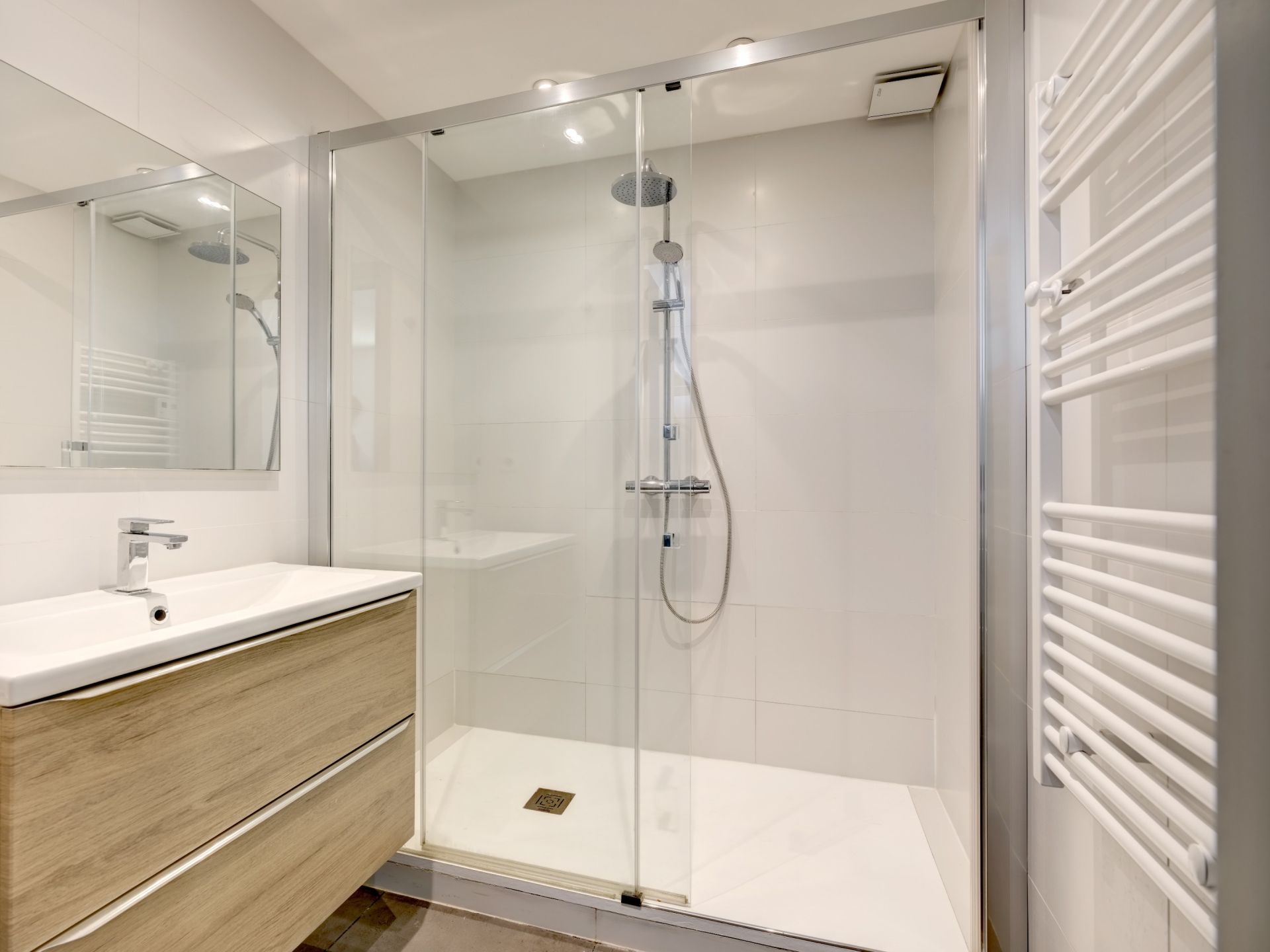 luxury apartment 5 Rooms for sale on LE CANNET (06110)