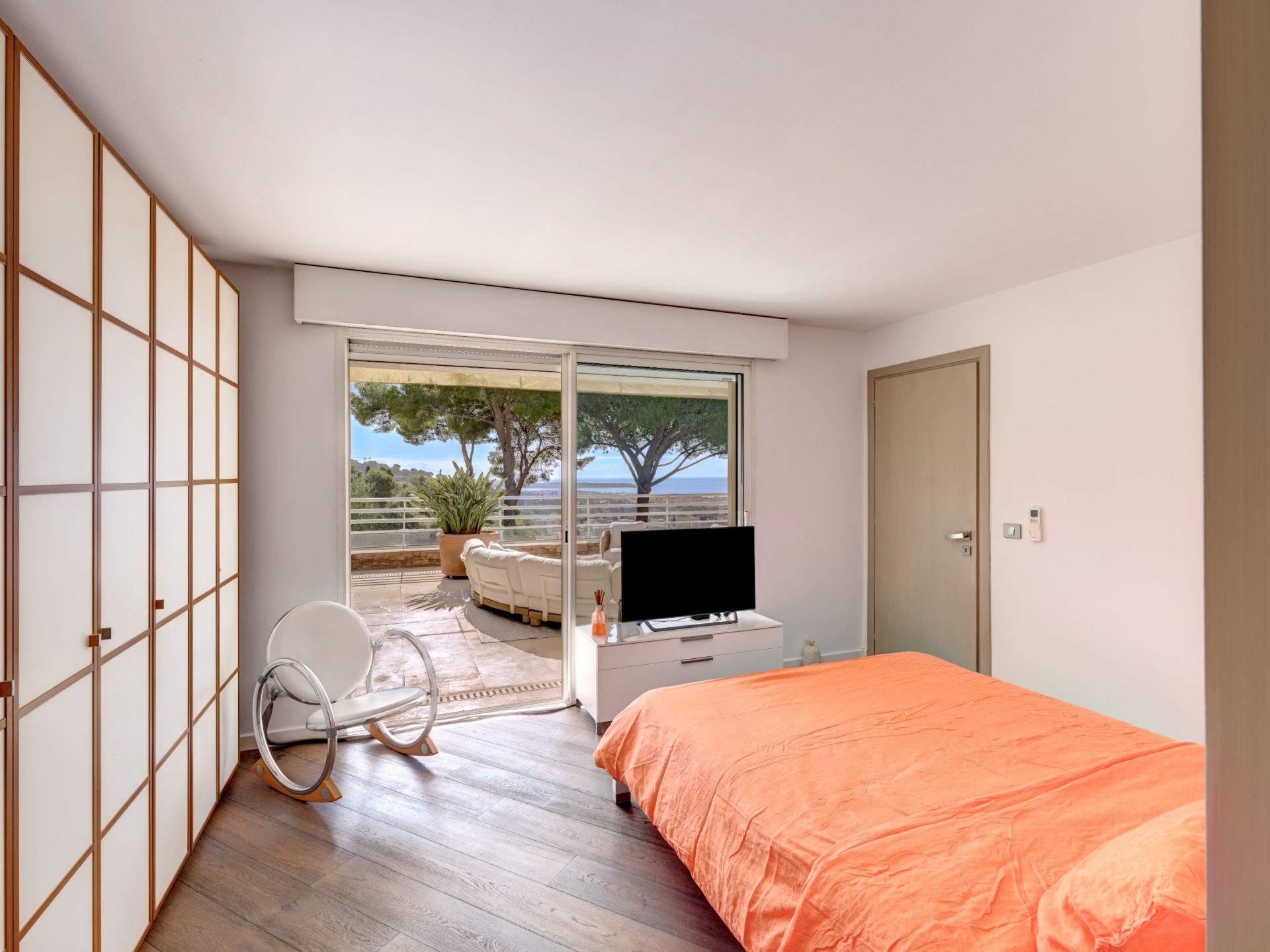 luxury apartment 5 Rooms for sale on LE CANNET (06110)