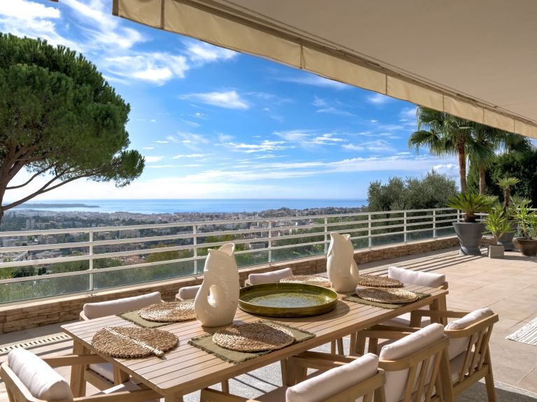 luxury apartment 5 Rooms for sale on LE CANNET (06110)