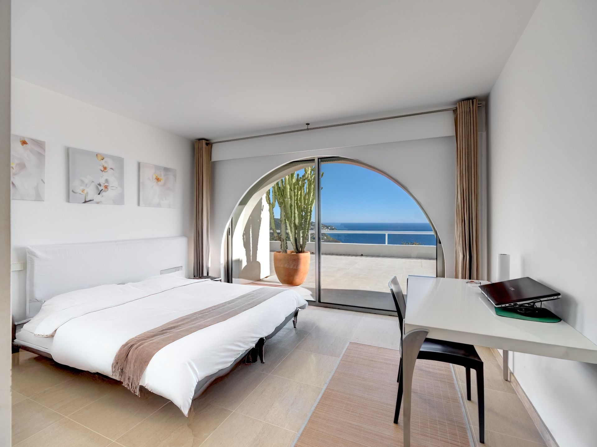 contemporary house 10 Rooms for sale on STE MAXIME (83120)