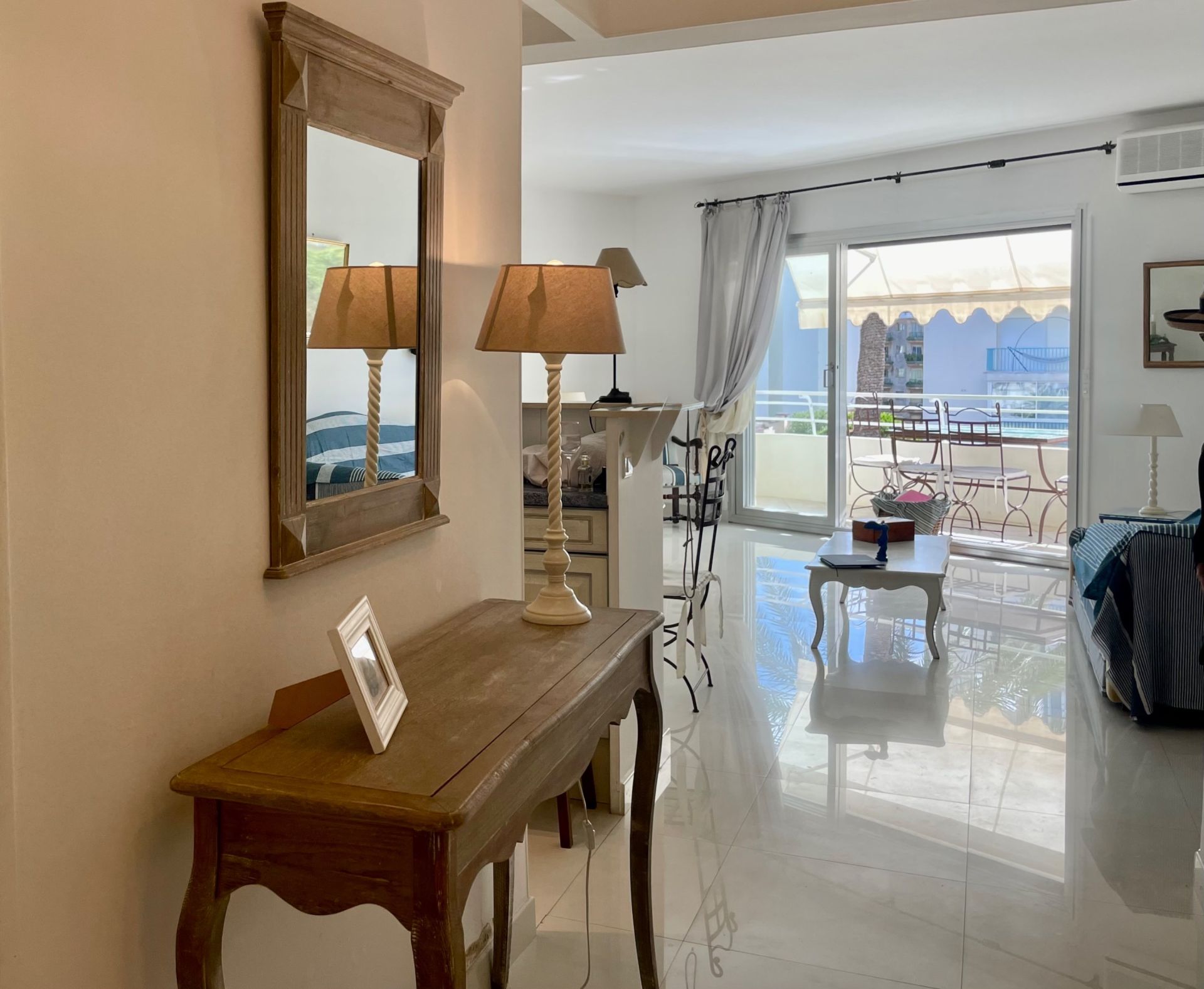 luxury apartment 1 room for sale on CANNES (06400)