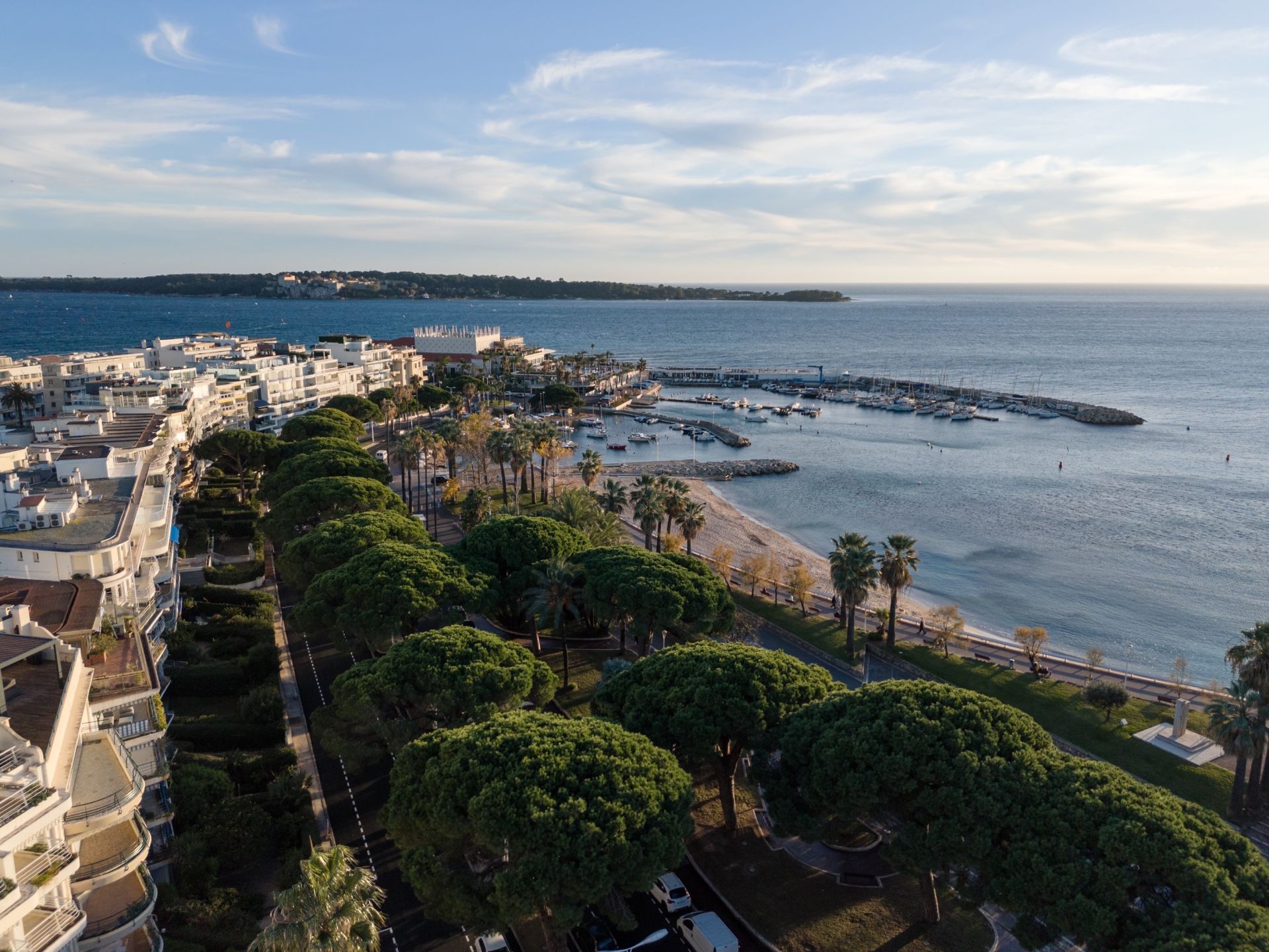 luxury apartment 1 room for sale on CANNES (06400)