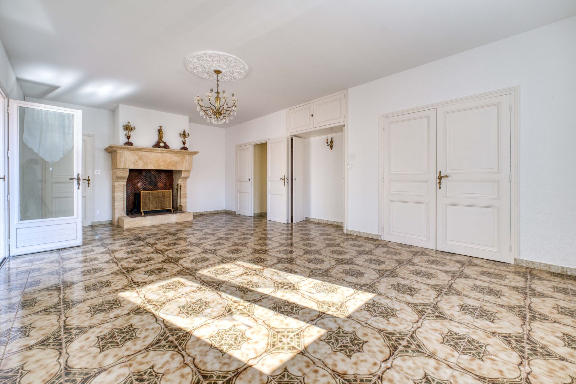 luxury house 8 Rooms for sale on LE CHATEAU D OLERON (17480)