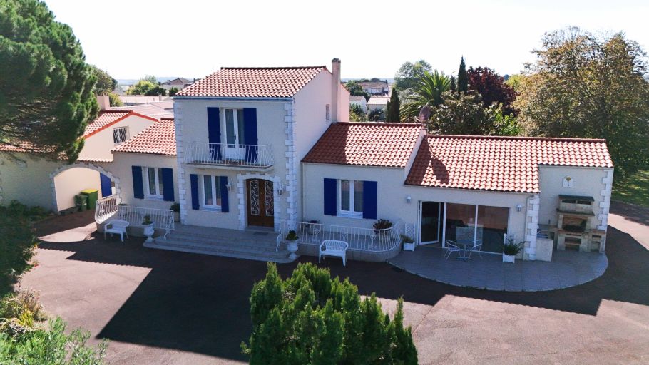luxury house 8 Rooms for sale on LE CHATEAU D OLERON (17480)