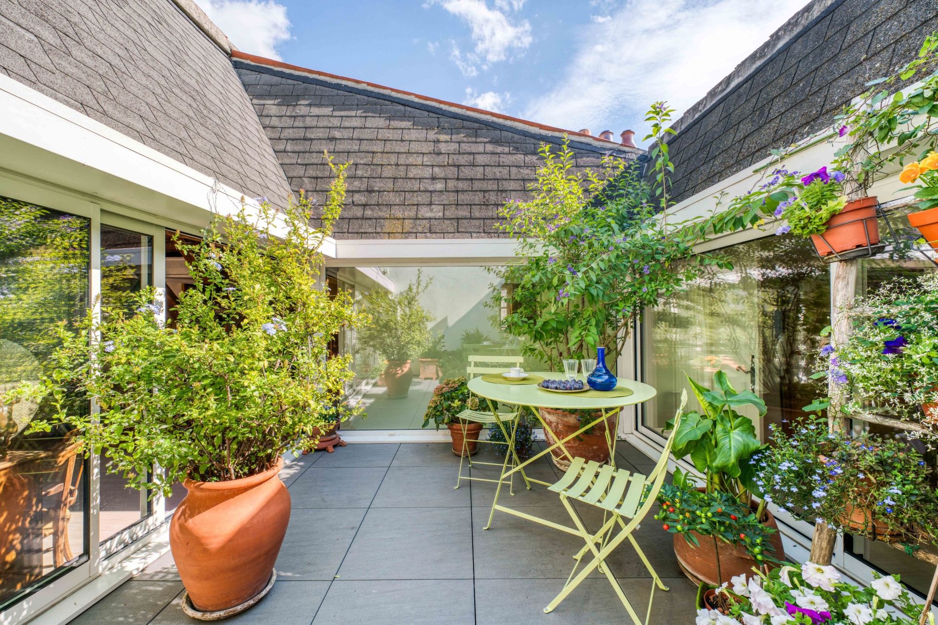 luxury apartment 4 Rooms for sale on LA ROCHELLE (17000)