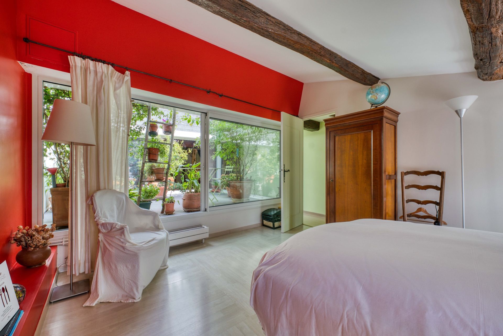 luxury apartment 4 Rooms for sale on LA ROCHELLE (17000)