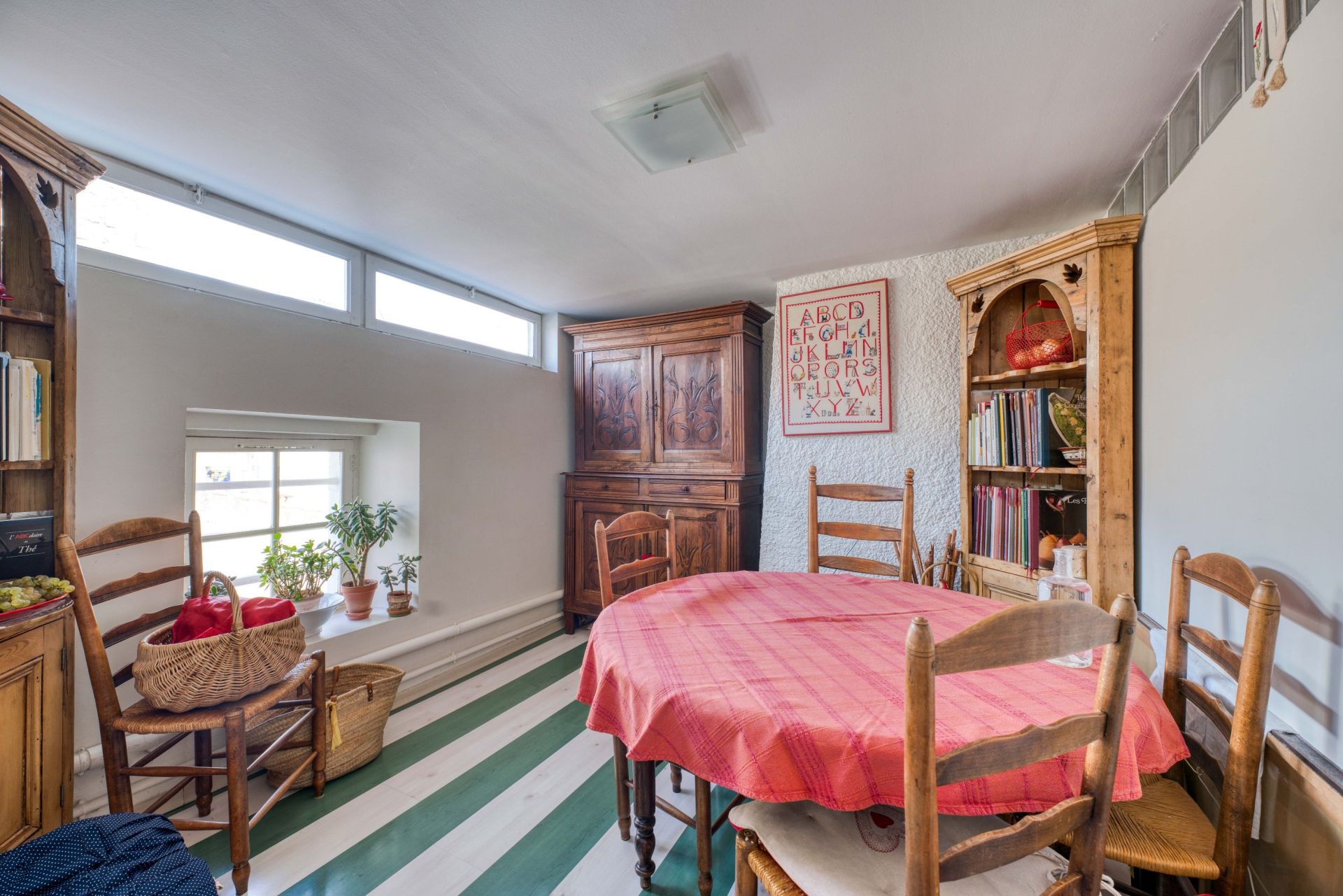 luxury apartment 4 Rooms for sale on LA ROCHELLE (17000)